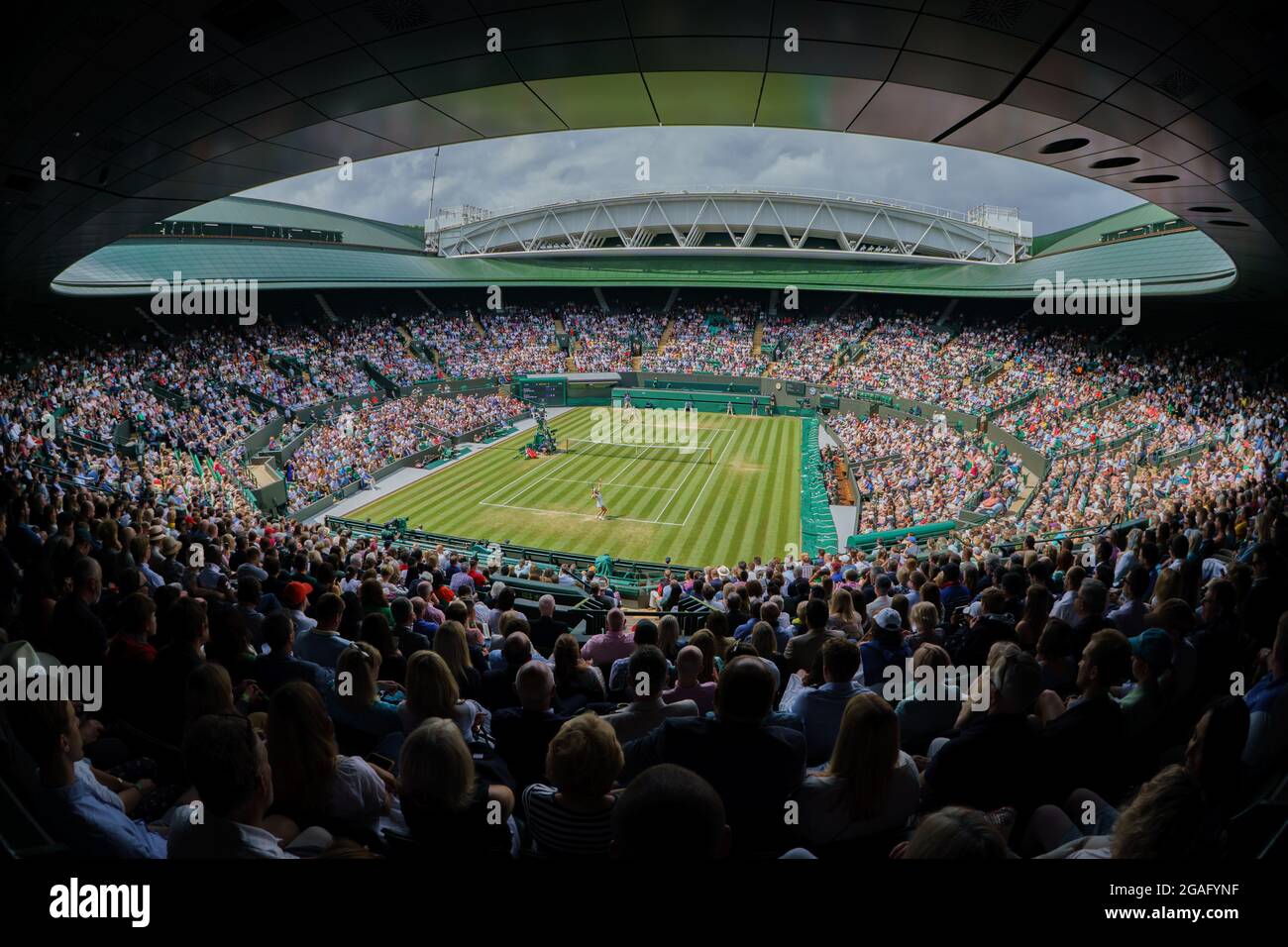 Gesamtansicht des Gerichts Nr. 1 als Emma Raducanu von GB Sorana Cirstea aus Rumänien in einem Einzelspiel der Damen während der Wimbledon Championships 2021 spielt. Stockfoto Gesamtansicht des Gerichts Nr. 1 als Emma Raducanu von GB Sorana Cirstea aus Rumänien in einem Einzelspiel der Damen während der Wimbledon Championships 2021 spielt. Stockfoto