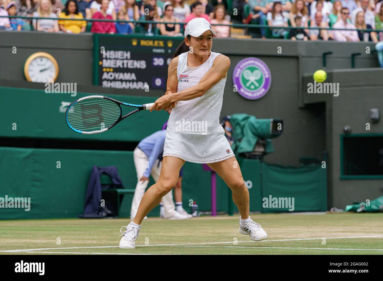 Shunko Aoyama aus Japan während ihres Damen-Doubles-Spiels in Wimbledon Stockfoto
