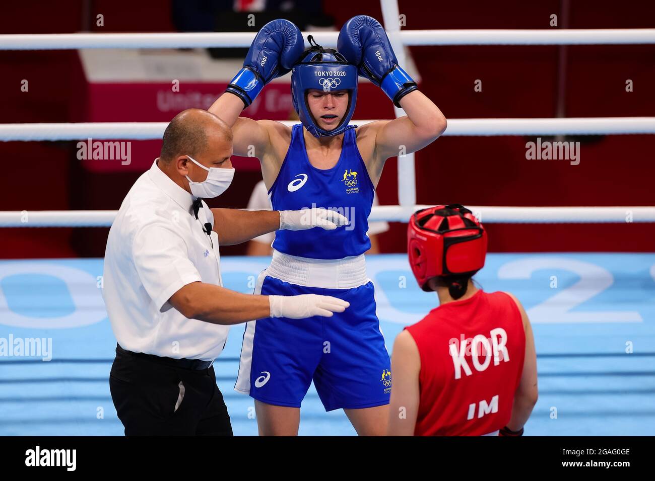 Tokio, Japan, 26. Juli 2021. Schiedsrichter tritt während des Vormatches  „Frauen-Federgewicht-Boxen“ zwischen Sky Nicolson aus Australien und Aeji  im aus Südkorea am 3. Tag der Olympischen Spiele 2020 in Tokio ein. Quelle: