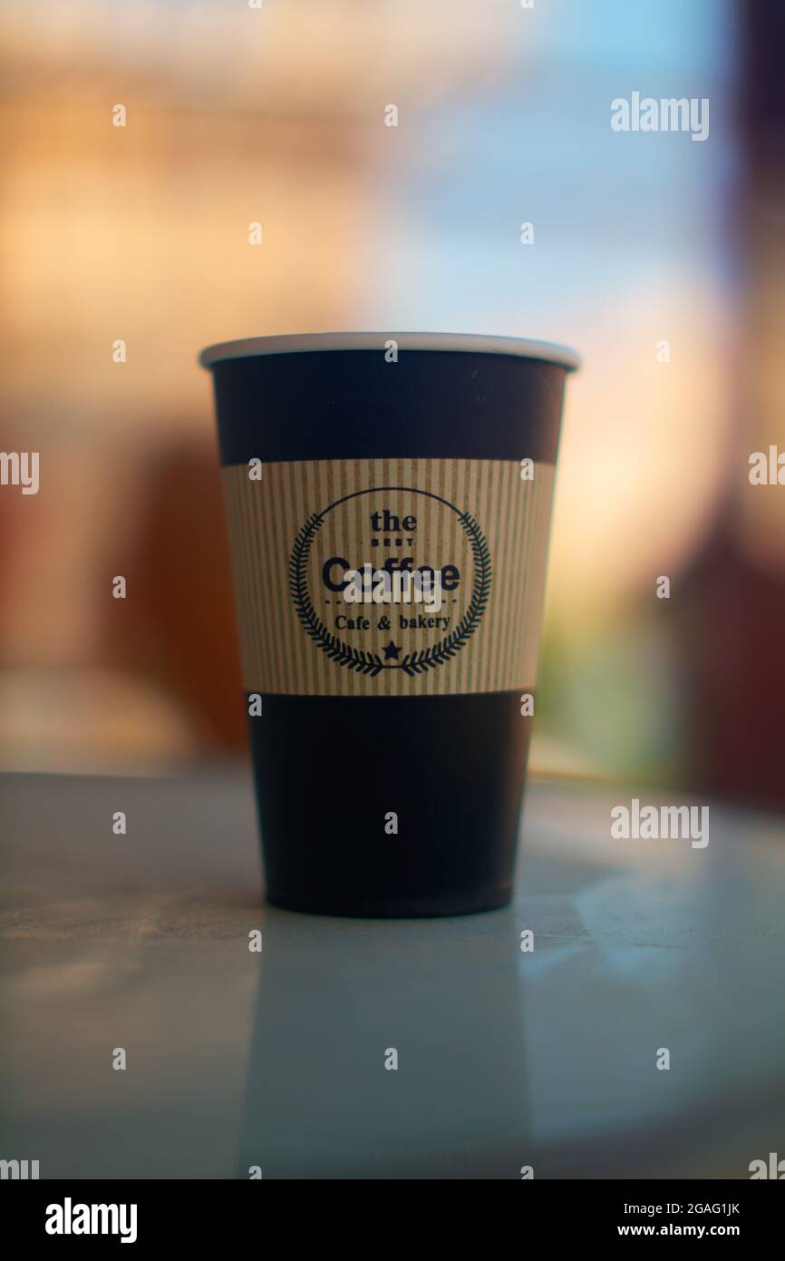 Heimatcafé. Caffe Latte reich an Creme. Cafe Latte der weißen Tasse. Stockfoto