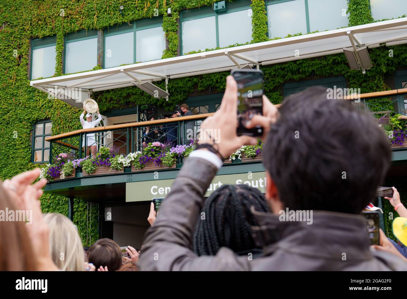 Ashleigh Barty aus Australien winkt Fans vom Balkon mit der Trophäe „Venus Rosewater Dish“ zu Stockfoto