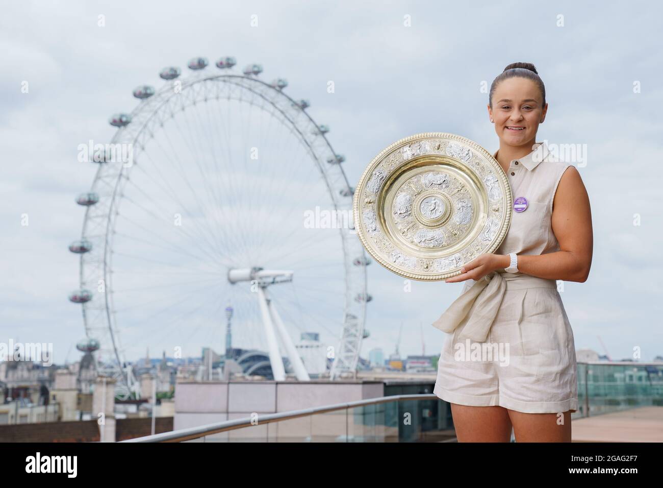 Ashleigh Barty aus Australien mit dem Venus Rosewater Dish nach dem Gewinn des Ladies Singles Finals bei den Wimbledon Championships Stockfoto