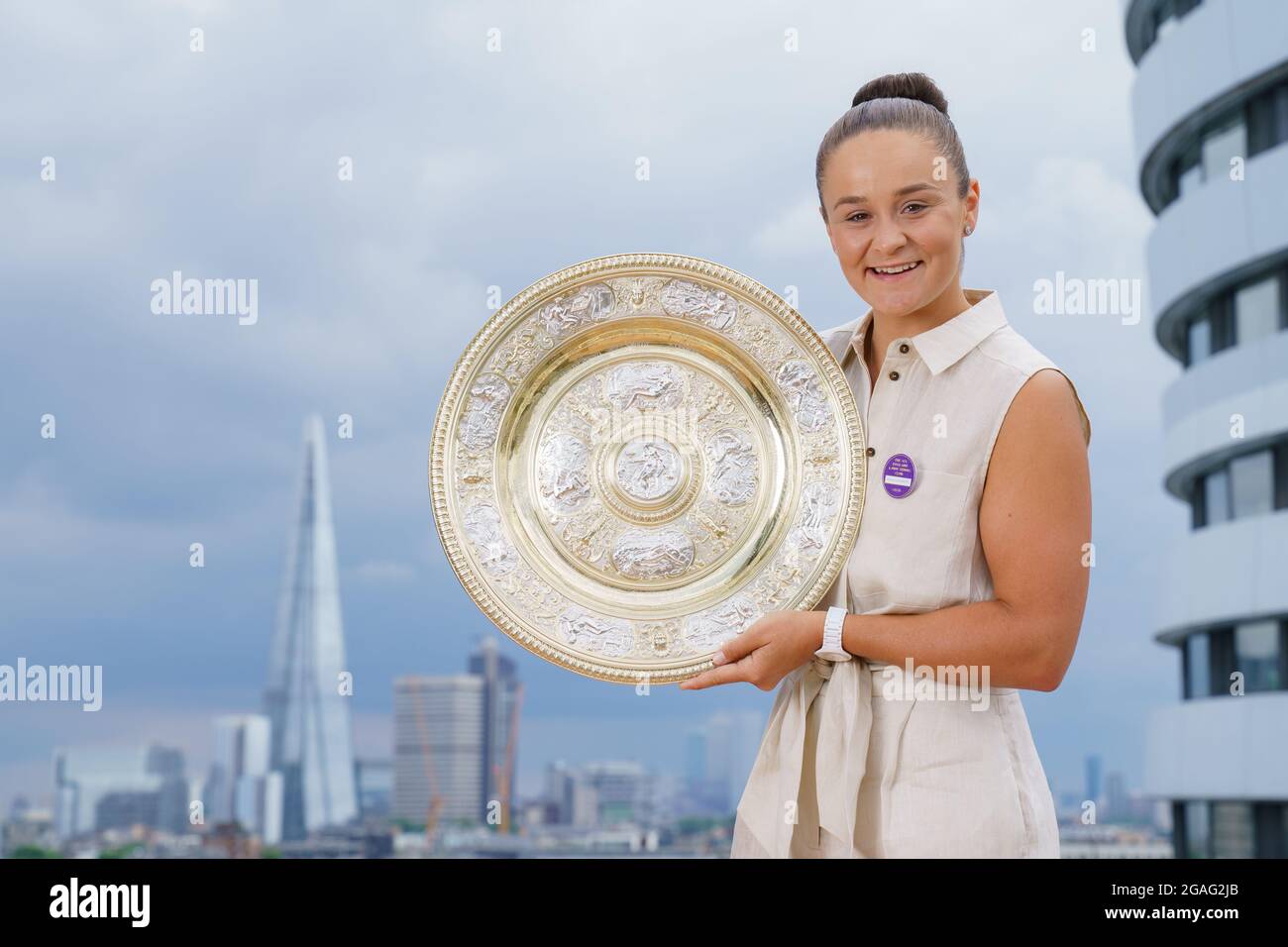 Ashleigh Barty aus Australien mit dem Venus Rosewater Dish nach dem Gewinn des Ladies Singles Finals bei den Wimbledon Championships Stockfoto