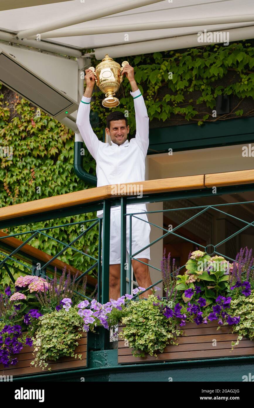 Novak Djokovic aus Serbien hält vom Balkon des Center Court aus die Männer-Einzel-Trophäe für Fans ab Stockfoto