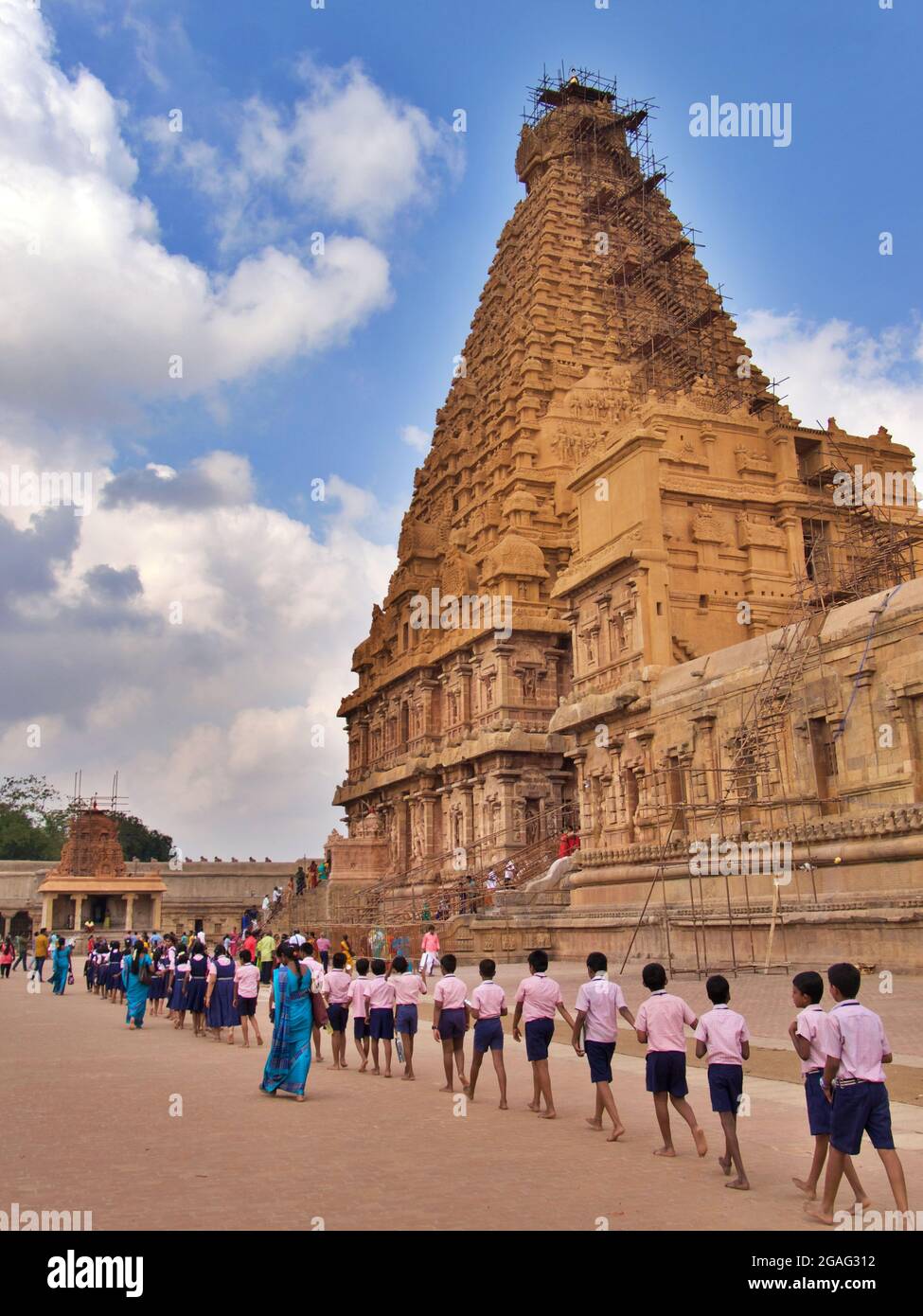 Schlange von Schuljungen, die den Darsuram-Tempel, Tamil Nadu, Südindien besuchen Stockfoto