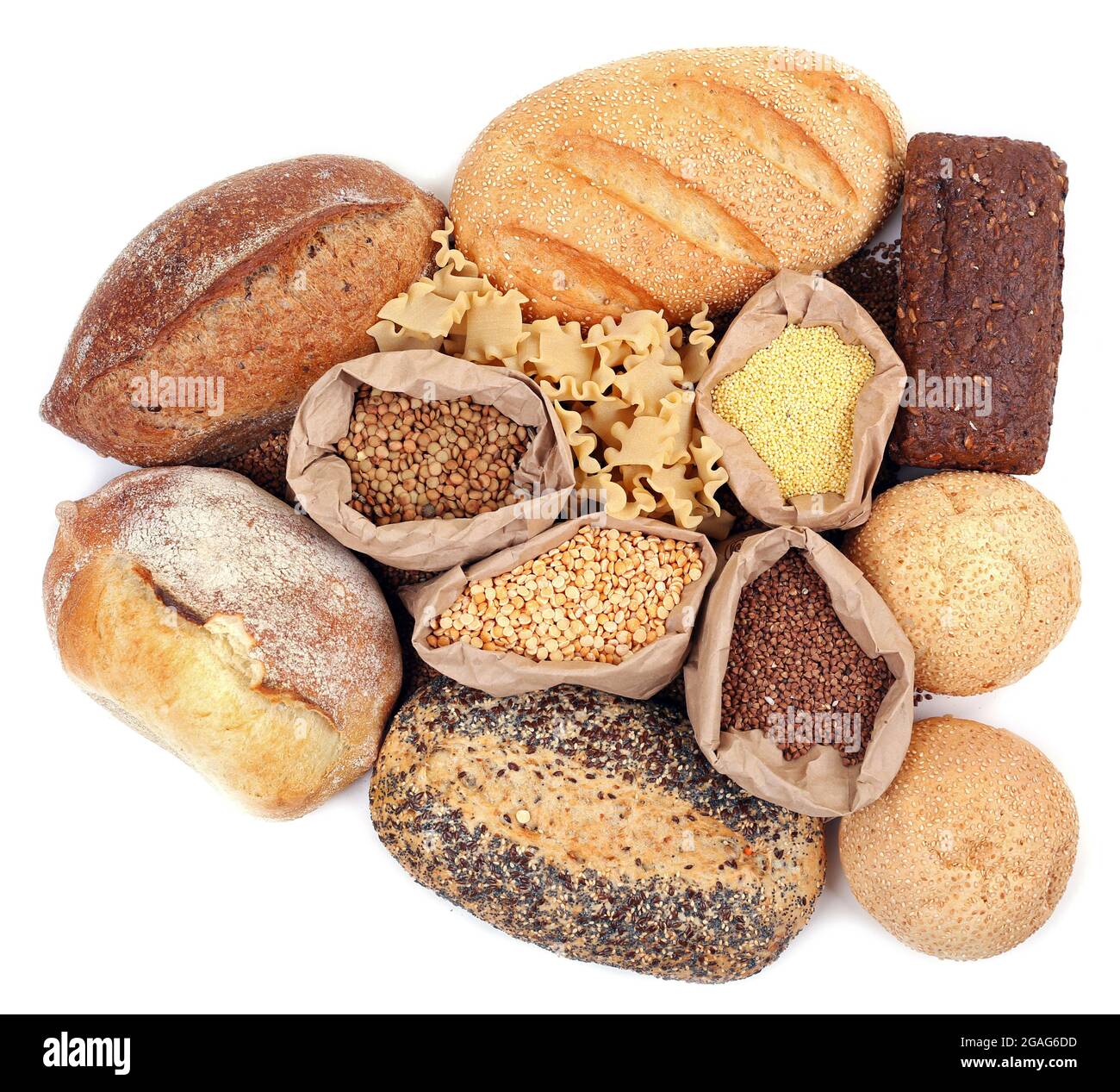 Verschiedene Arten von Brot, Nudeln und Müsli, isoliert auf weißem Stockfoto