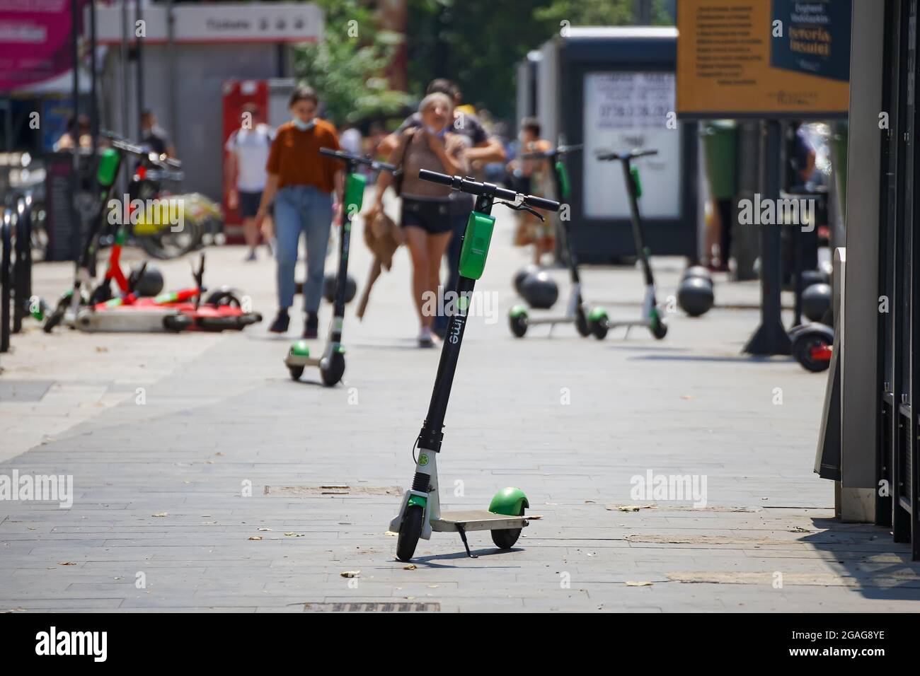 Bukarest, Rumänien - 25. Juli 2019: Mehrere Lime-S Elektroroller sind auf einem Bürgersteig in Bukarest geparkt. Dieses Bild ist nur für redaktionelle Zwecke bestimmt. Stockfoto