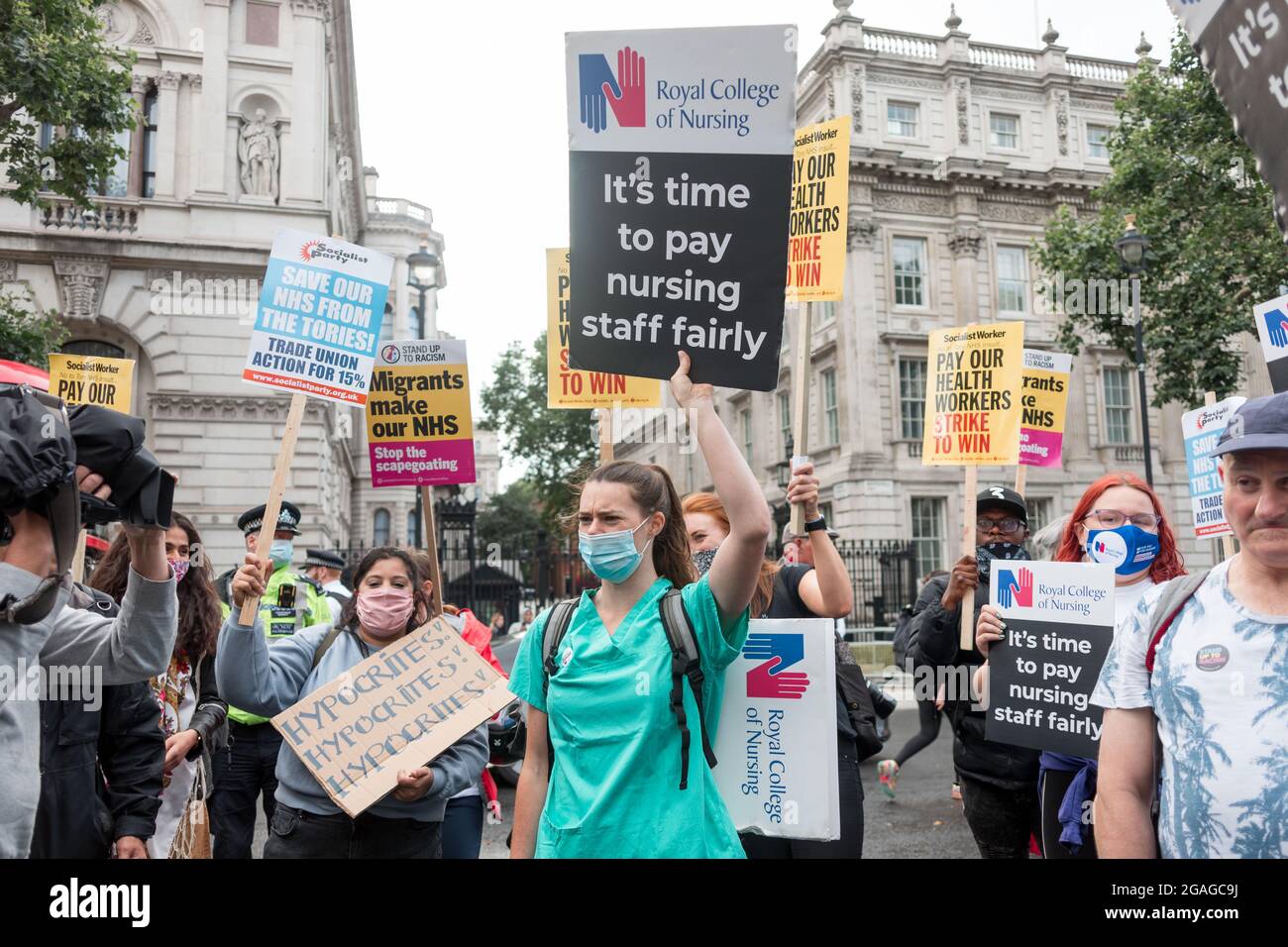 Während einer Demonstration vor der Downing Street marschieren die Demonstranten mit Plakaten.Mitglieder des Nationalen Gesundheitsdienstes (NHS) versammelten sich vor dem St. Thomas' Hospital, bevor sie in einer Demonstration in Richtung Downing Street marschierten, um eine faire Bezahlung für die Beschäftigten des NHS zu fordern, da die revidierte Gehaltserhöhung um 3 % von der Regierung als kaum zufriedenstellend angesehen wurde. Zu den angesprochenen Themen gehörten lange Arbeitszeiten, Unterpersonal und der Mangel an geeigneten Schutzmaterialien für die Beschäftigten im Gesundheitswesen. Die Demonstration wurde von NHS Workers Say No angeführt, unterstützt von United the Union, GMB Union und dem Royal College of Nursing. (Foto von Bel Stockfoto