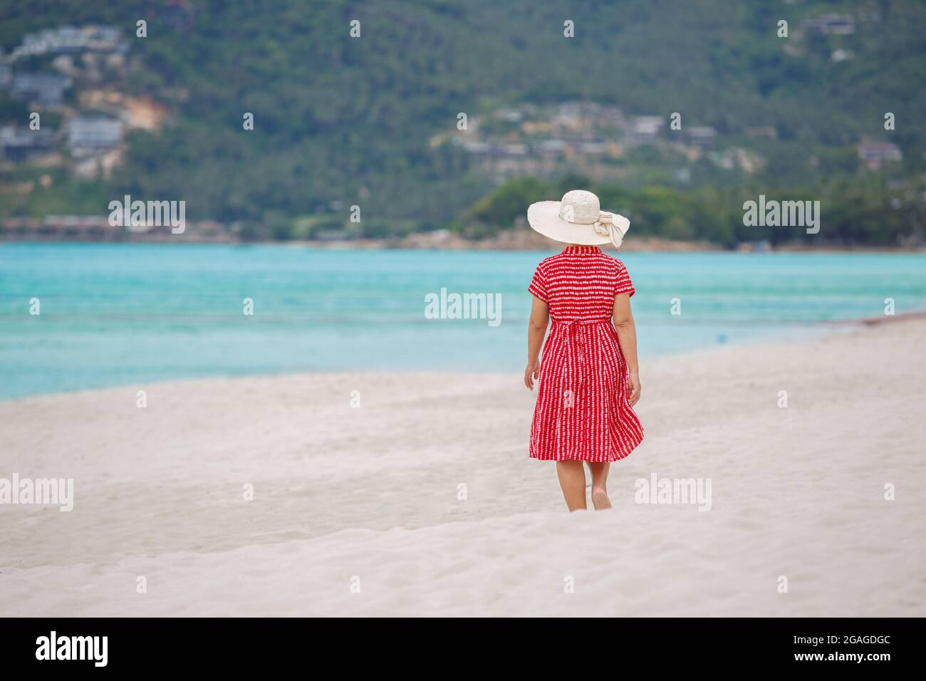 Frau mittleren Alters, die am chaweng Strand in koh samui, Thailand, relaxt. Stockfoto