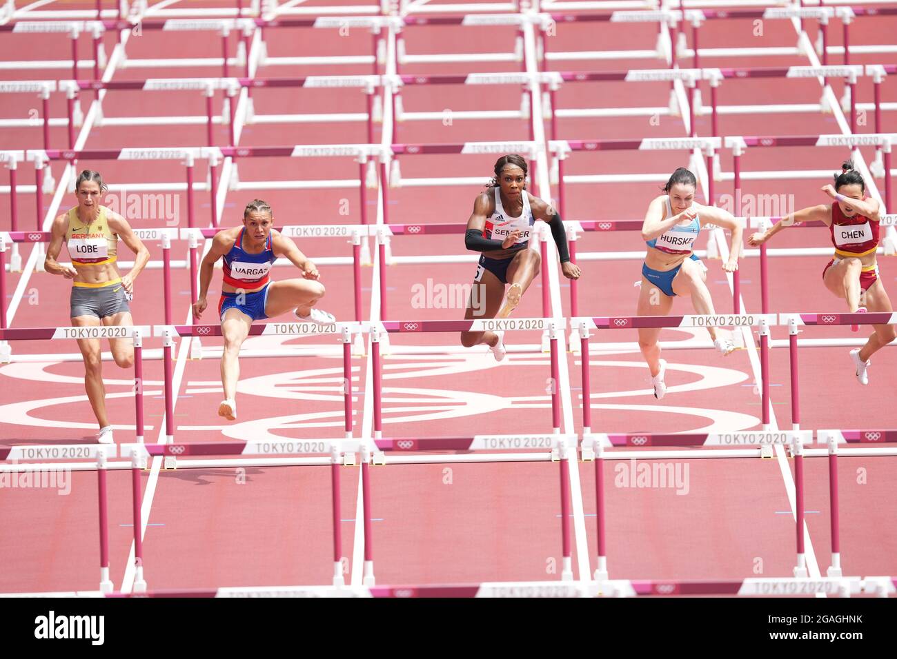 Tokio, Japan. Juli 2021. 31. Juli 2021; Olympiastadion, Tokio, Japan: Tag der Olympischen Sommerspiele 8 in Tokio 2020; 100 m Hürden für Frauen Qualifikationsrunde 1, mit SEMBER Cindy (GBR) Chen (CHN) HURSKE Reetta (FIN) Gewinner VARGAS Andrea Carolina (CRC) und Lobe (GER) Credit: Action Plus Sports Images/Alamy Live News Stockfoto