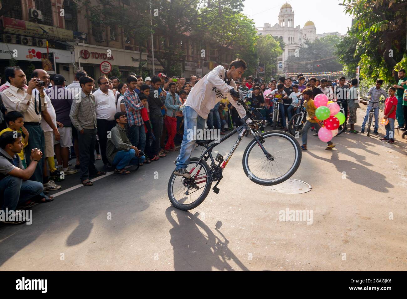 KALKUTTA, WESTBENGALEN, INDIEN - 1. MÄRZ 2015 : Radsportler, der in der Park Street seine Fähigkeiten im Fahrradfahren zeigt, um die Happy Street zu besuchen - eine Veranstaltung, die es erlaubt, zu chil Stockfoto