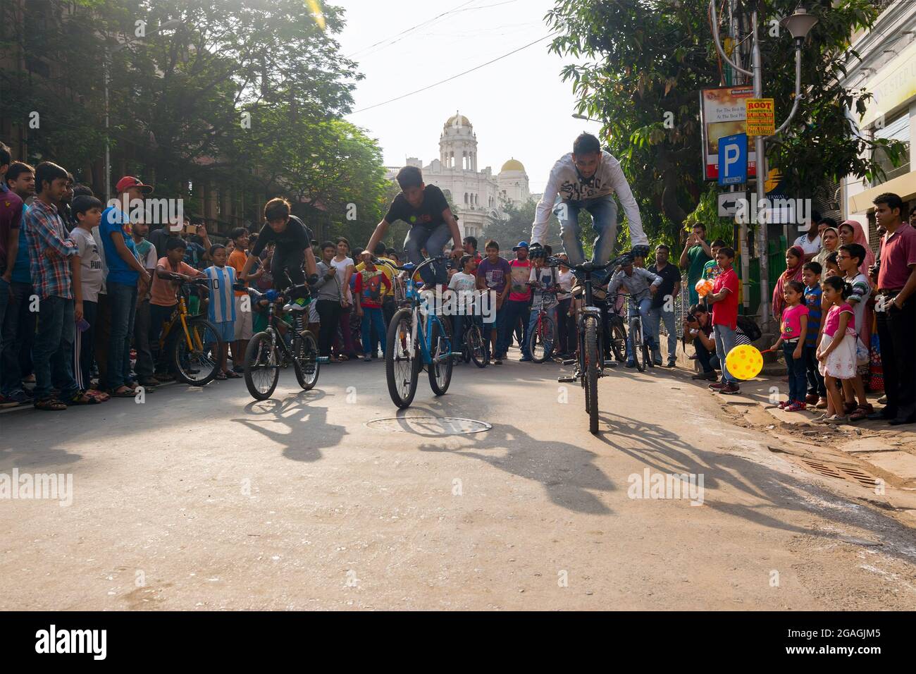 KALKUTTA, WESTBENGALEN, INDIEN - 1. MÄRZ 2015 : drei Radfahrerknechte zeigen sich in der Park Street für die Veranstaltung „Happy Street“ - eine Veranstaltung allowi Stockfoto