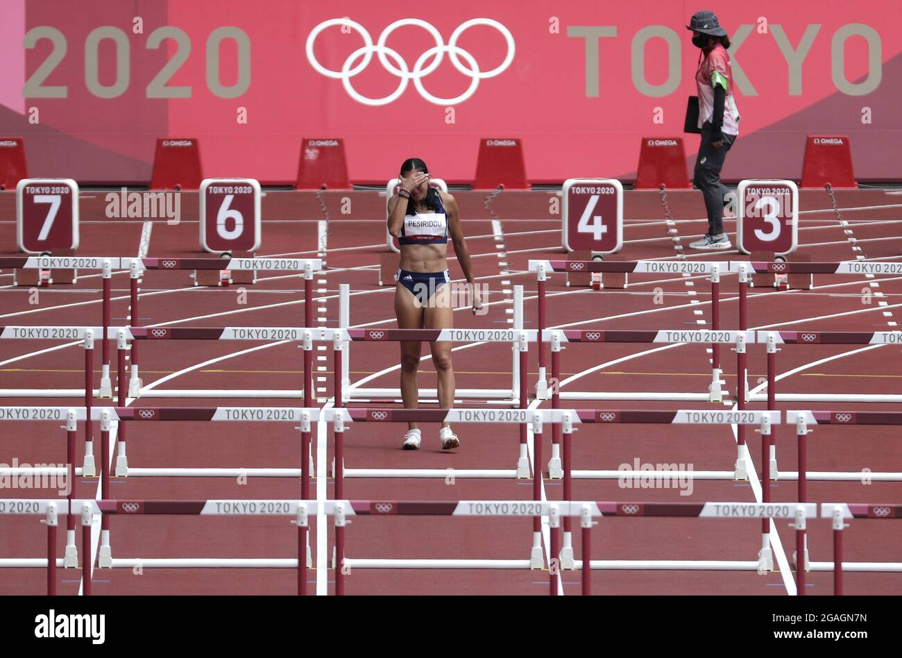 Tokio, Japan. Juli 2021. Elisavet Pesiridou aus Griechenland steht auf der Strecke, nachdem sie am Freitag, den 31. Juli 2021, beim Leichtathletik-Wettbewerb während der Olympischen Sommerspiele in Tokio, Japan, die erste Hürde niedergeschlagen und eine 100-m-Hürde für Frauen hinter sich gelassen hat. Foto von Bob Strong/UPI. Kredit: UPI/Alamy Live Nachrichten Stockfoto