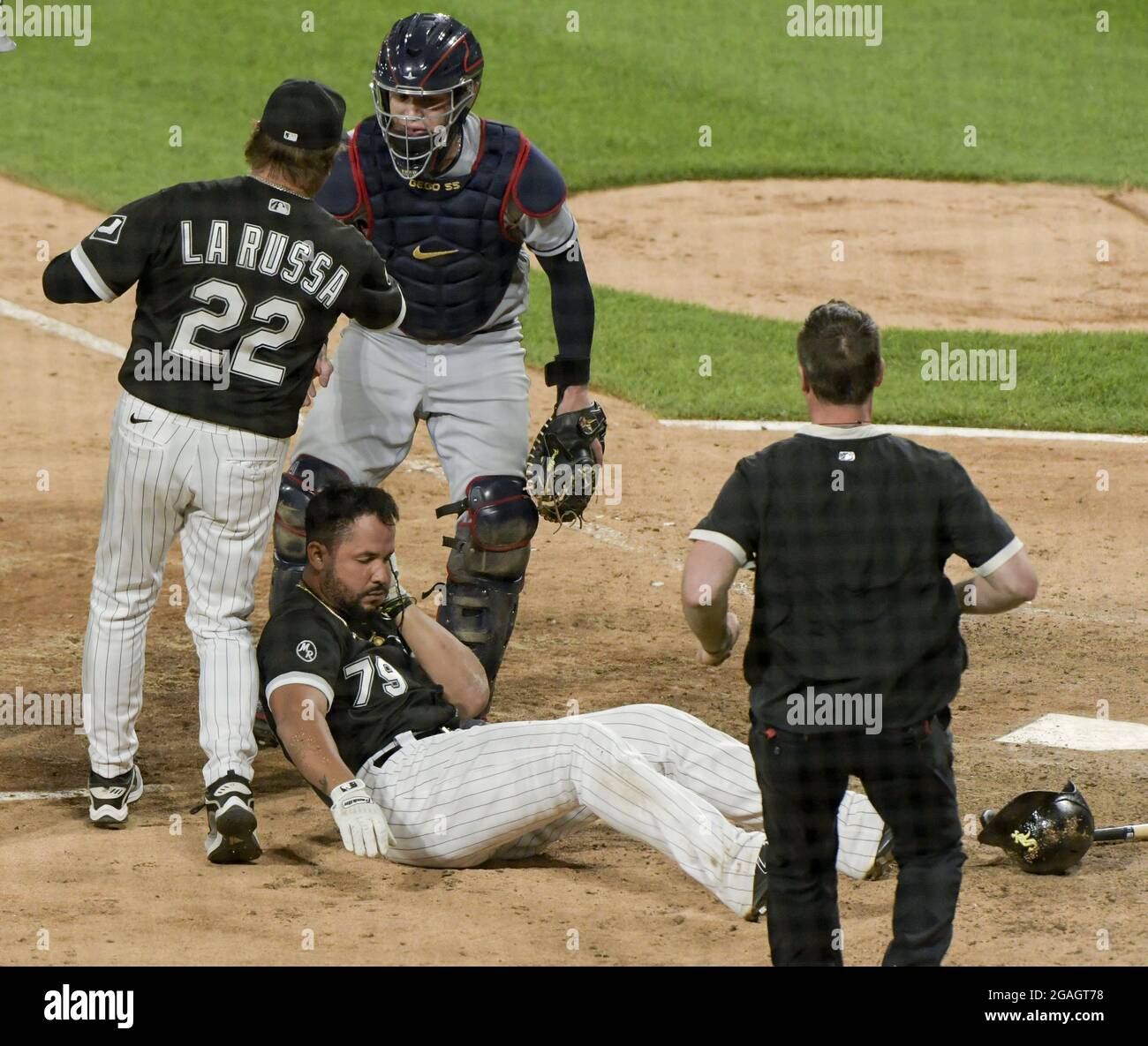 Chicago, USA. Juli 2021. Chicago White Sox Manager Tony La Russa (22) konfrontiert Cleveland-Indianer-Fänger Roberto Perez (55), nachdem Chicago White Sox Jose Abreu (79) während des achten Innings im Guaranteed Rate Field in Chicago am Freitag vom Cleveland-Indianer-Entlastungskrug James Karinchak (99) in den Kopf getroffen wurde, 30. Juli 2021. Die Chicago White Sox besiegte die Cleveland Indianer 6-4. Foto von Mark Black/UPI Credit: UPI/Alamy Live News Stockfoto