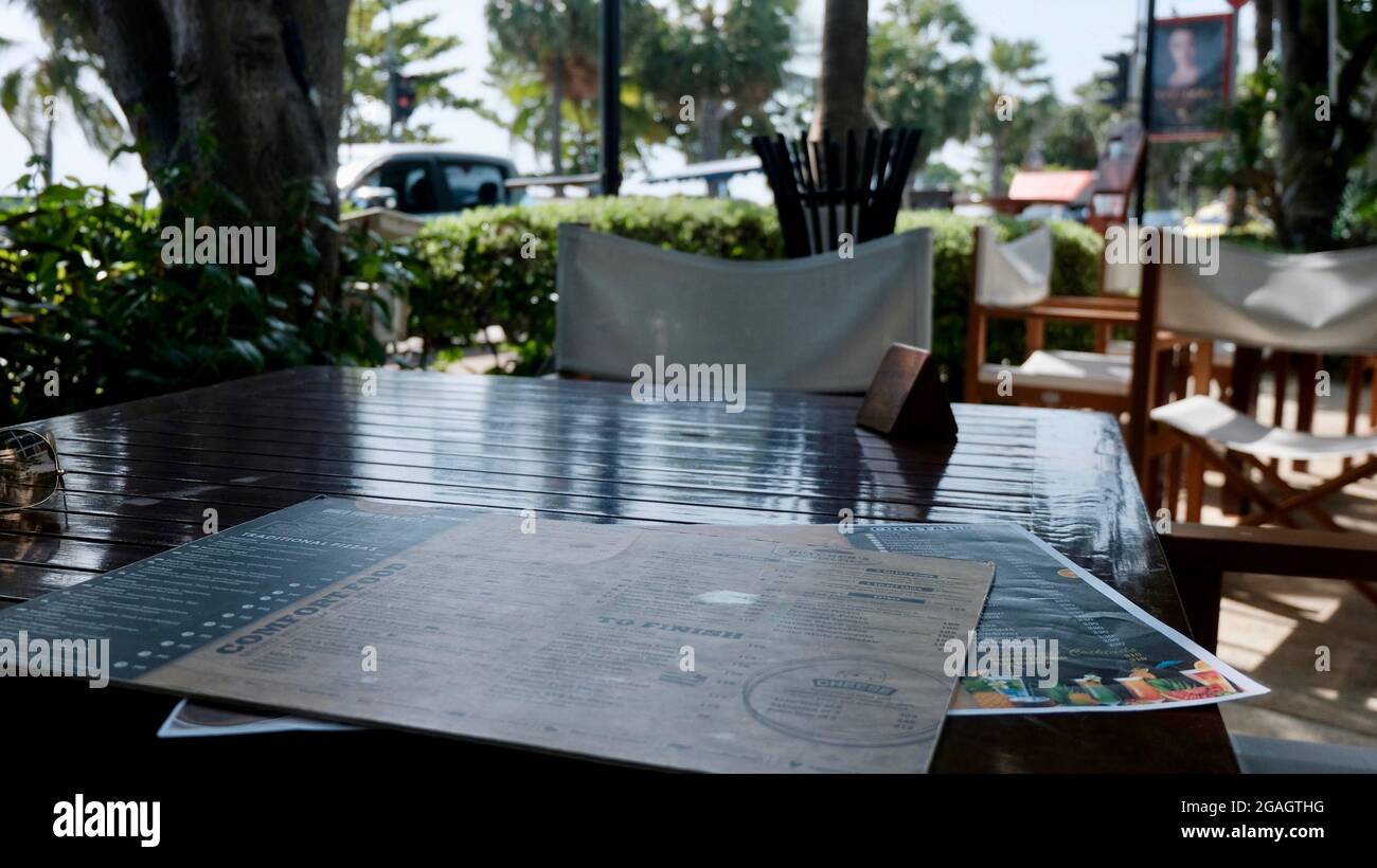 Höhere Lebensmittelkosten leere Tische in Restaurants Stockfoto