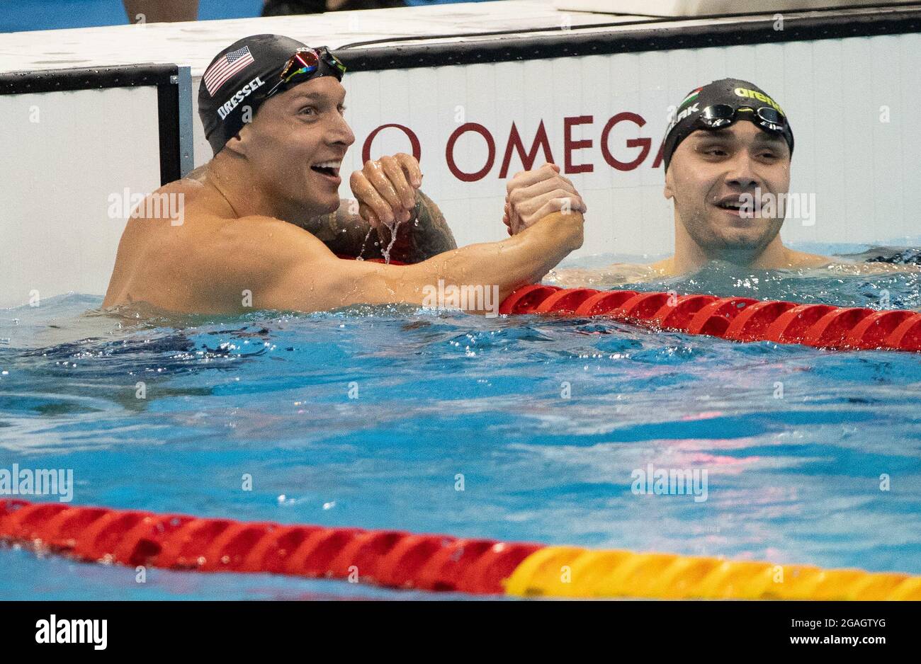 Tokio, Kanto, Japan. Juli 2021. Der Gewinner der Goldmedaille von Caeleb Dressell (USA) gratuliert Kristof Milak (HUN-Silbermedaillengewinnerin beim 100-m-Schmetterlingsfinale der Männer während der Olympischen Spiele in Tokio 2020 im Tokyo Aquatics Center am Samstag, den 31. Juli 2021 in Tokio). (Bild: © Paul Kitagaki Jr./ZUMA Press Wire) Stockfoto