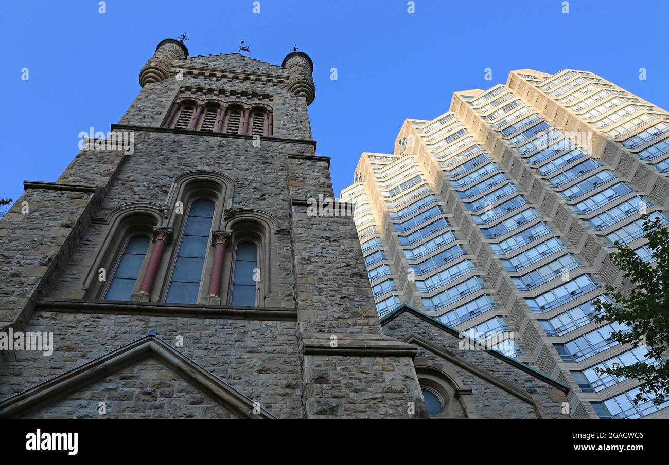 Der alte Turm und das Wohnhaus - St. Andrew's Church - Toronto, Kanada Stockfoto