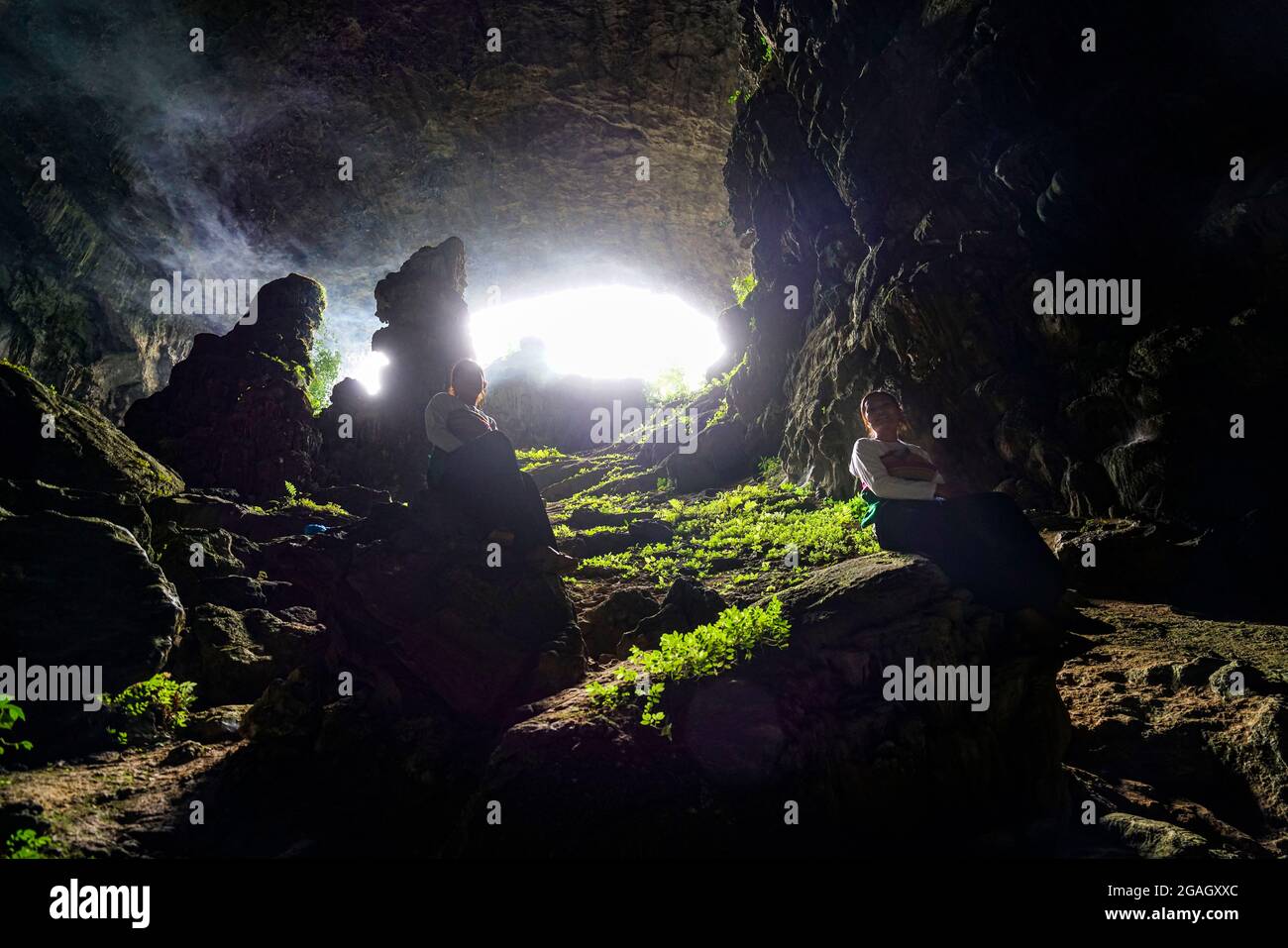 Schöne dunkle Höhle im Dorf Pu Luong im Norden Vietnams Stockfoto