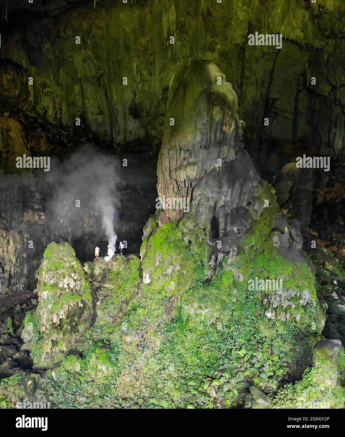 Schöne dunkle Höhle im Dorf Pu Luong im Norden Vietnams Stockfoto