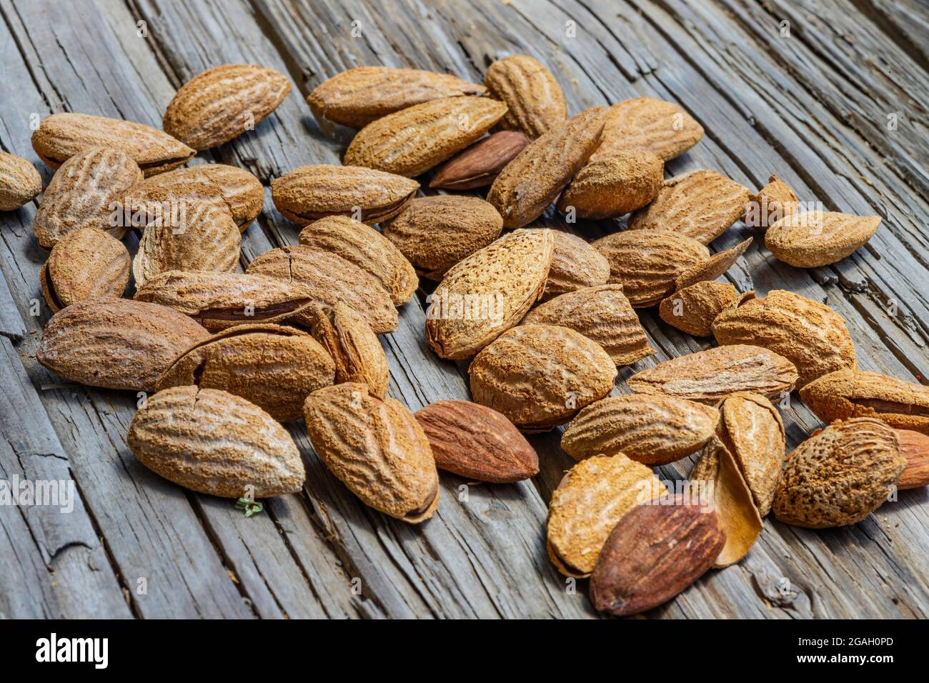 Stillleben. Haufen Mandelnüsse auf einem Holztisch aus der Nähe Stockfoto