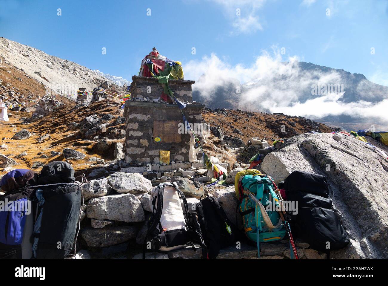 Denkmal für den Sherpa-Bergsteiger Babu chiri Sherpa am Thukla-Pass (Dughla) entlang des Everest Base Camp (EBC)-Treks, Nepal Stockfoto