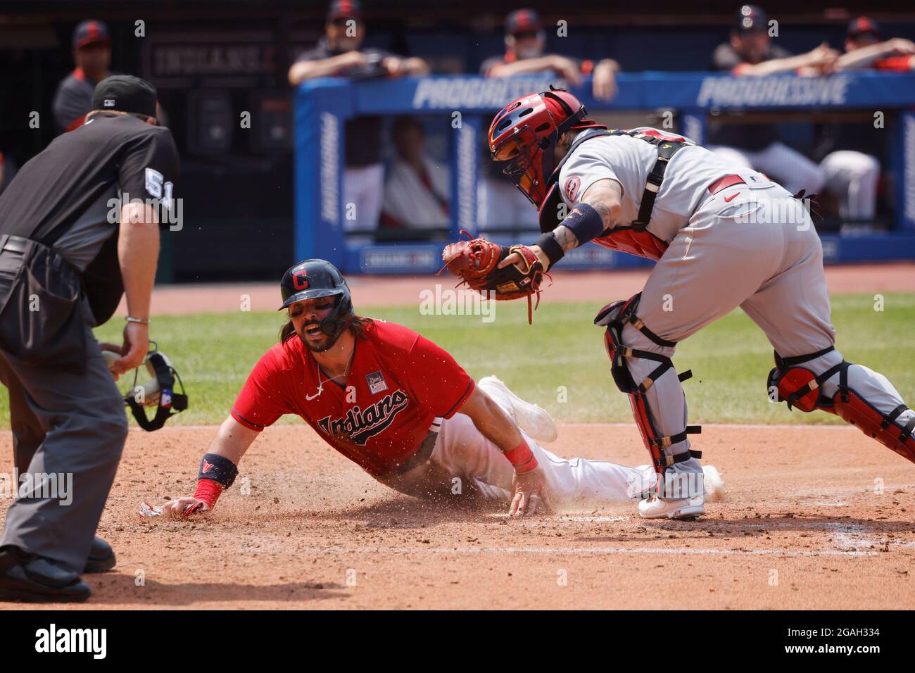 CLEVELAND, OH - JULI 28: Austin Hedges (17) der Cleveland Indians rutscht sicher vor dem Wurf nach Yadier Molina (4) des St. Lo auf die Heimatplatte Stockfoto