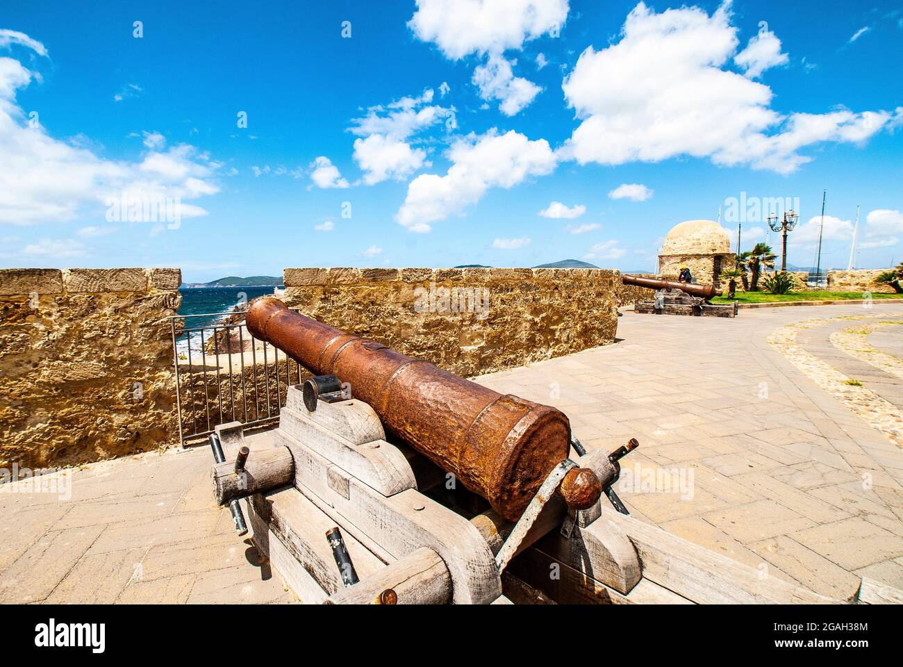 Alghero, Marco Polo Defensive Shield, mittelalterliche Kanone auf der Promenade mit Blick auf die Küste, Insel Sardinien, Italien, Europa Stockfoto