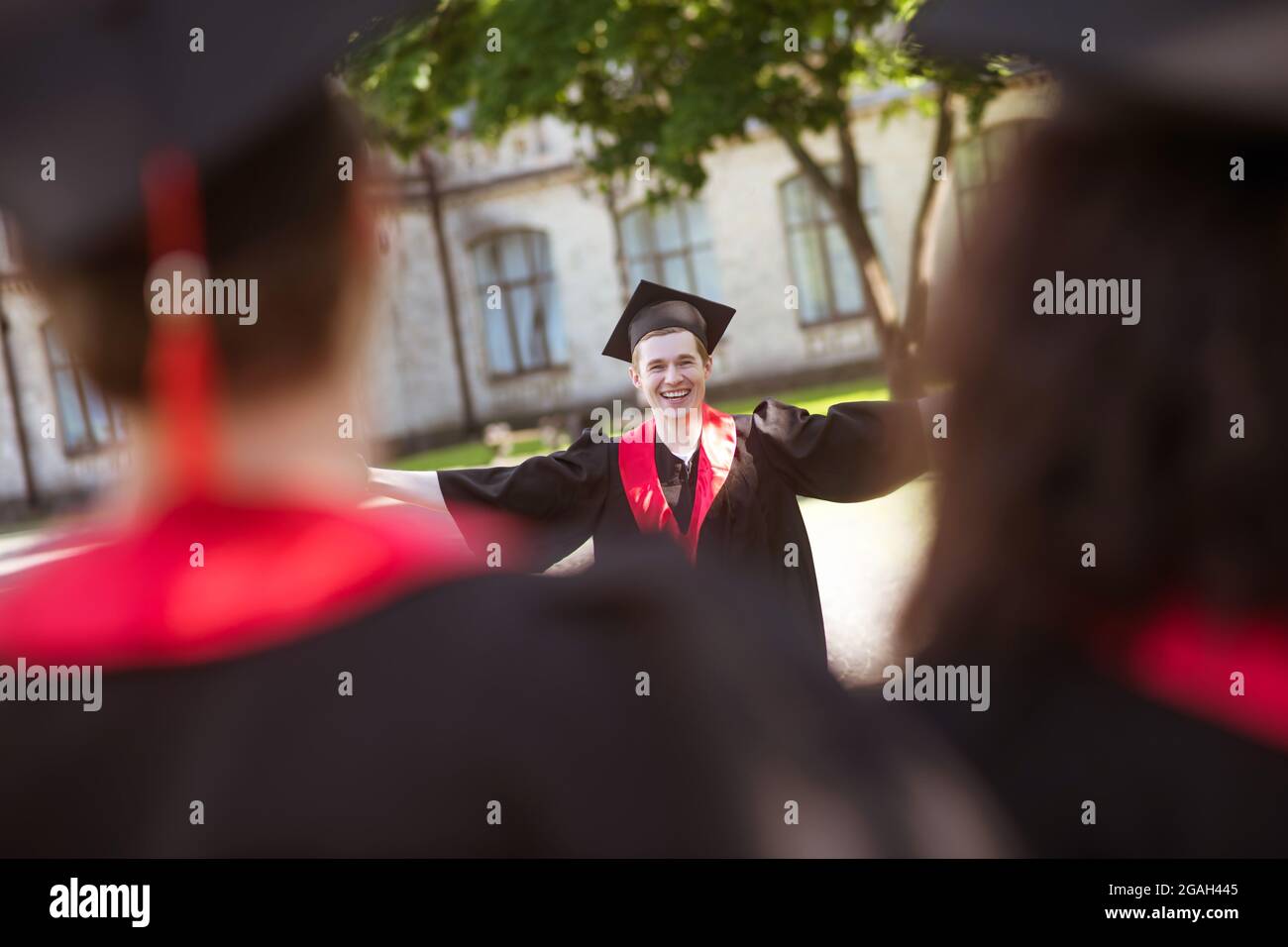 Absolventen von Hochschulen fühlen sich glücklich und lächeln freundlich Stockfoto