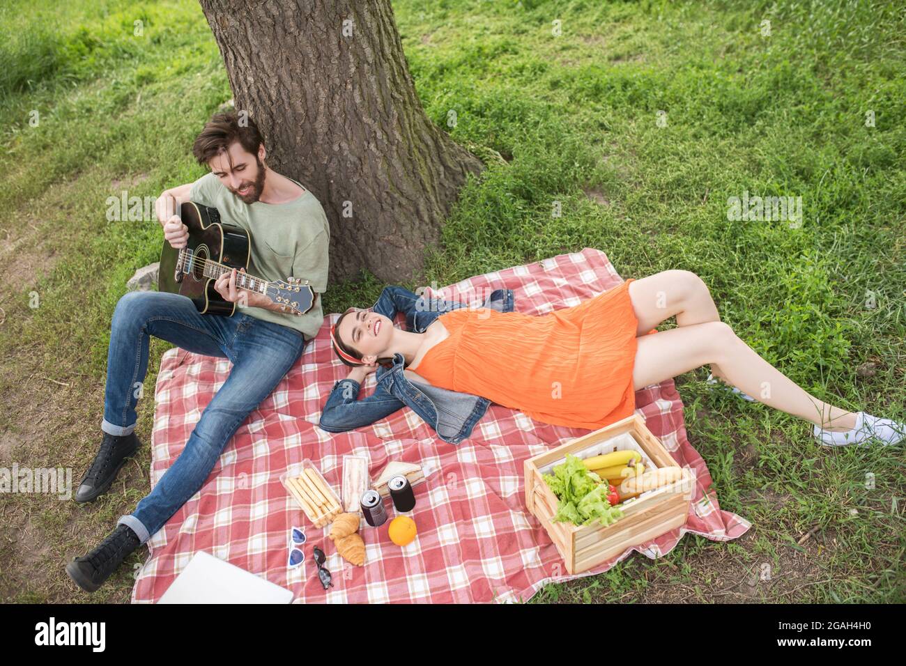 Kerl und Mädchen verbringen Freizeit in der Natur Stockfoto