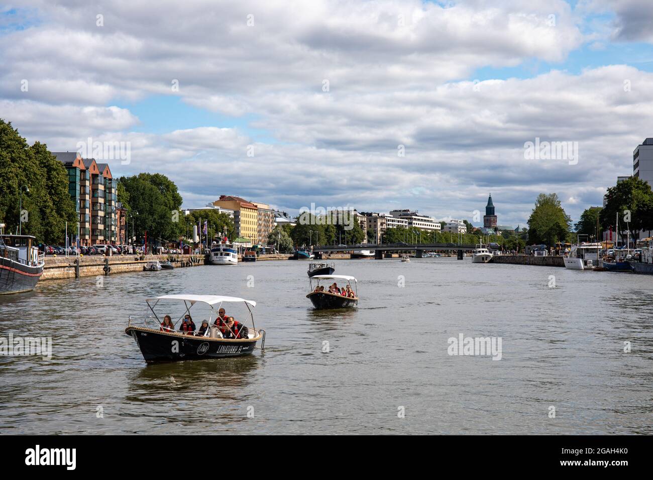 Vermietung von Elektrobooten auf dem Fluss Aura in Turku, Finnland Stockfoto