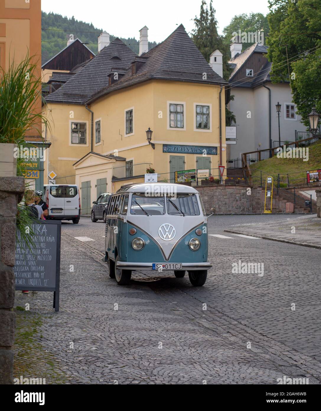 Banska Stiavnica, Slowakei - 6. Juni 2021 : Minibus Volkswagen Typ 2 (Samba Bus) in den Straßen von Banska Stiavnica. Stockfoto