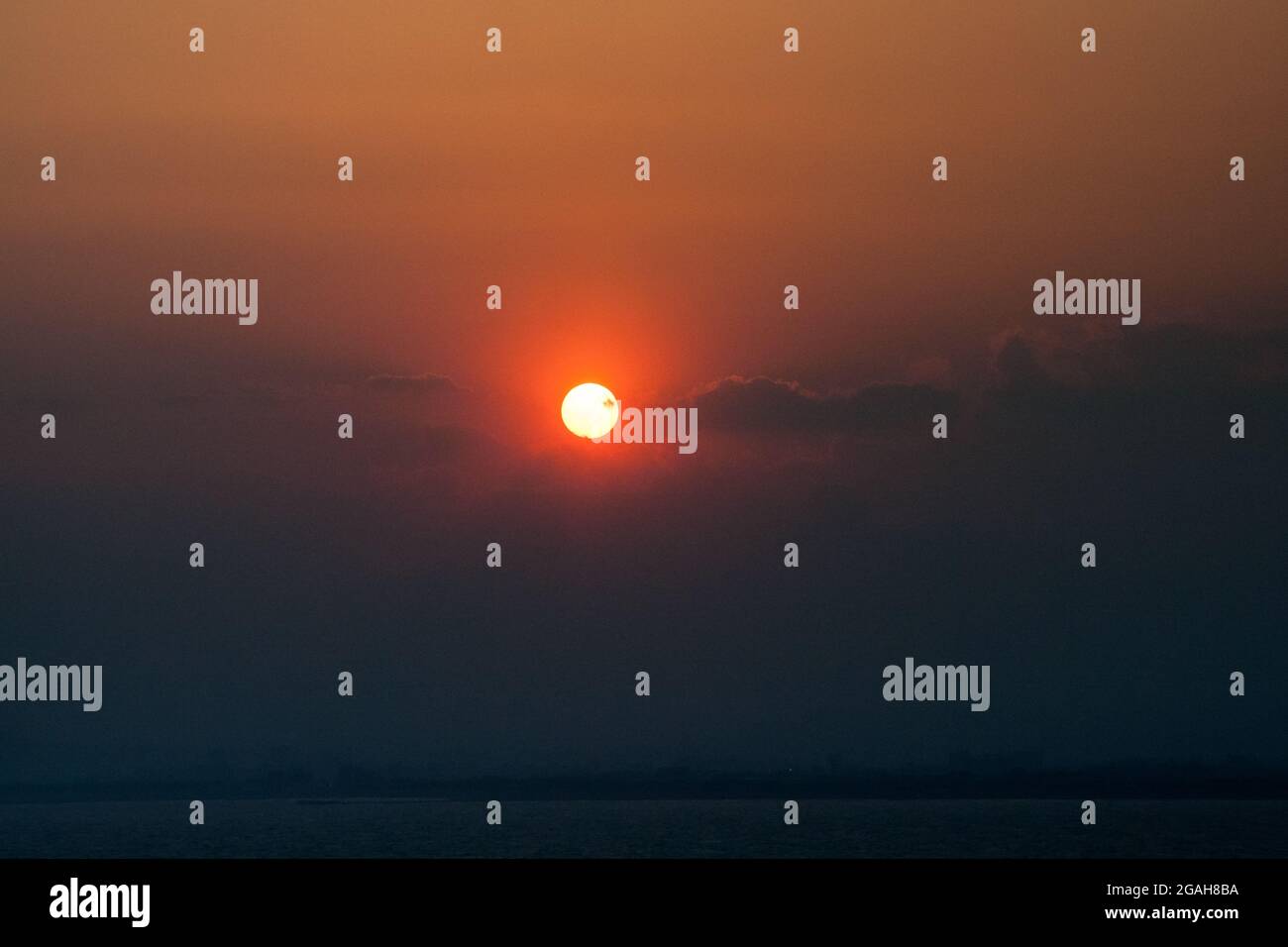 Sonnenuntergang Himmel mit der Scheibe der Sonne in Kanagawa, Japan. Stockfoto