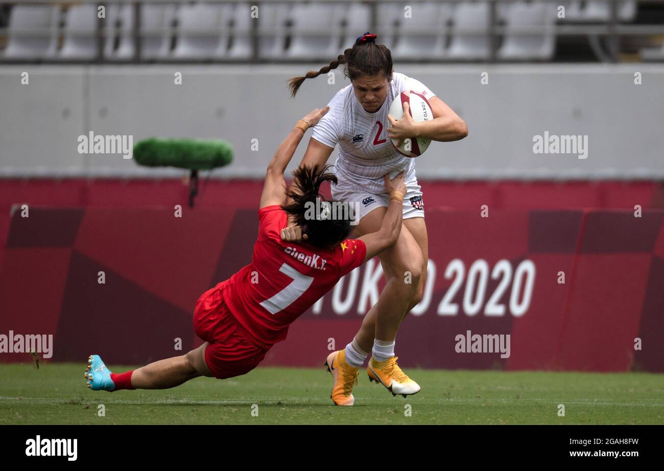 Tokio, Japan. Juli 2021. Chen Keyi (L) aus China tritt während des Rugby-Siebener-Spiels der Frauen in Tokio, Japan, 31. Juli 2021, mit Ilona Maher aus den Vereinigten Staaten gegen die Japanerin Ilona Maher an. Sie wurde 2020 in Tokio 5-8 platziert. Quelle: Fei Maohua/Xinhua/Alamy Live News Stockfoto