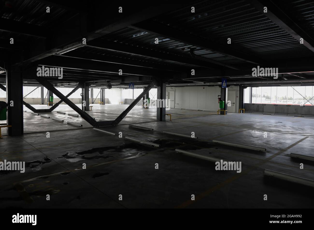 Bukarest, Rumänien - 29. Juli 2021: Leerer mehrstufig gegravter Parkplatz. Stockfoto