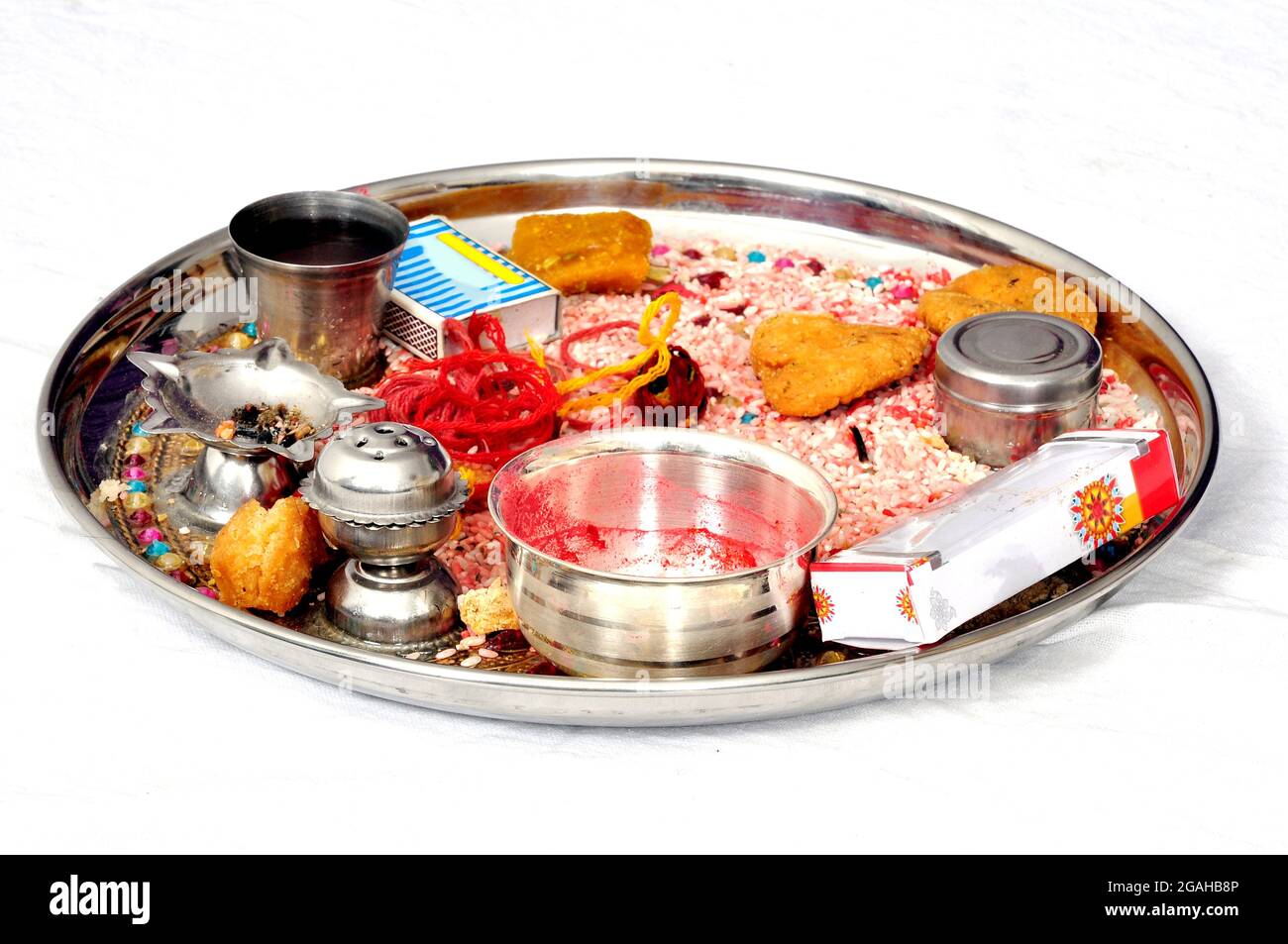 Schöner Teller für schöne indische Hochzeitsrituale und Zeremonie. Indische Kultur. Hindu-Ehe. Stockfoto