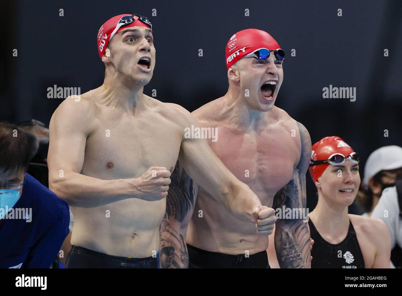 Tokio, Japan. Juli 2021. James Guy, Adam Peaty und Kathleen Dawson aus Großbritannien jubeln der Teamkollegin Anna Hopkin zu, die während der Olympischen Sommerspiele in Tokio am Samstag, dem 31. Juli 2021, in der gemischten 4x 100-m-Medley-Staffel im Tokyo Aquatics Center antritt. Foto von Tasos Katopodis/UPI. Kredit: UPI/Alamy Live Nachrichten Stockfoto