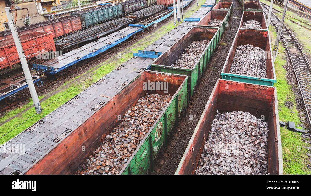 Odessa, Ukraine - 13. Oktober 2016: Schwerindustrie - Kohle, Metall, quadratisches Eisenrohr wird in Eisenbahngüterwagen des Bahnhofes transportiert Stockfoto
