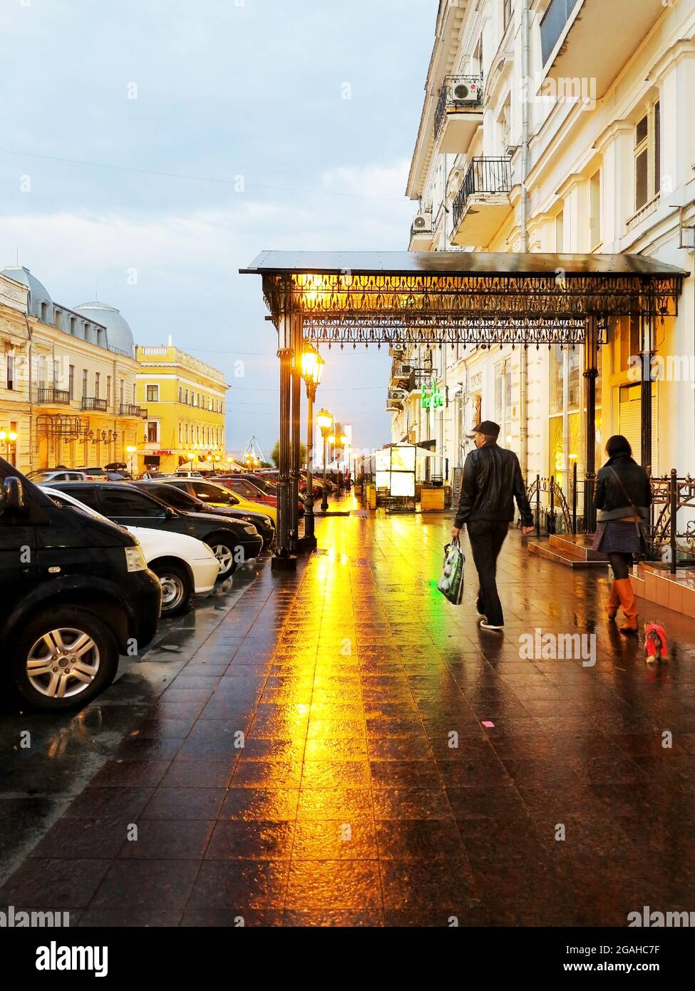 ODESSA, UKRAINE - 4. Oktober 2016: Nächtliche Straßenlaternen der Stadt im Licht eines regnerischen Tages. Kreative Unschärfe. Dynamische Stadt Nachtszene vom 4. Oktober 2016 in Stockfoto