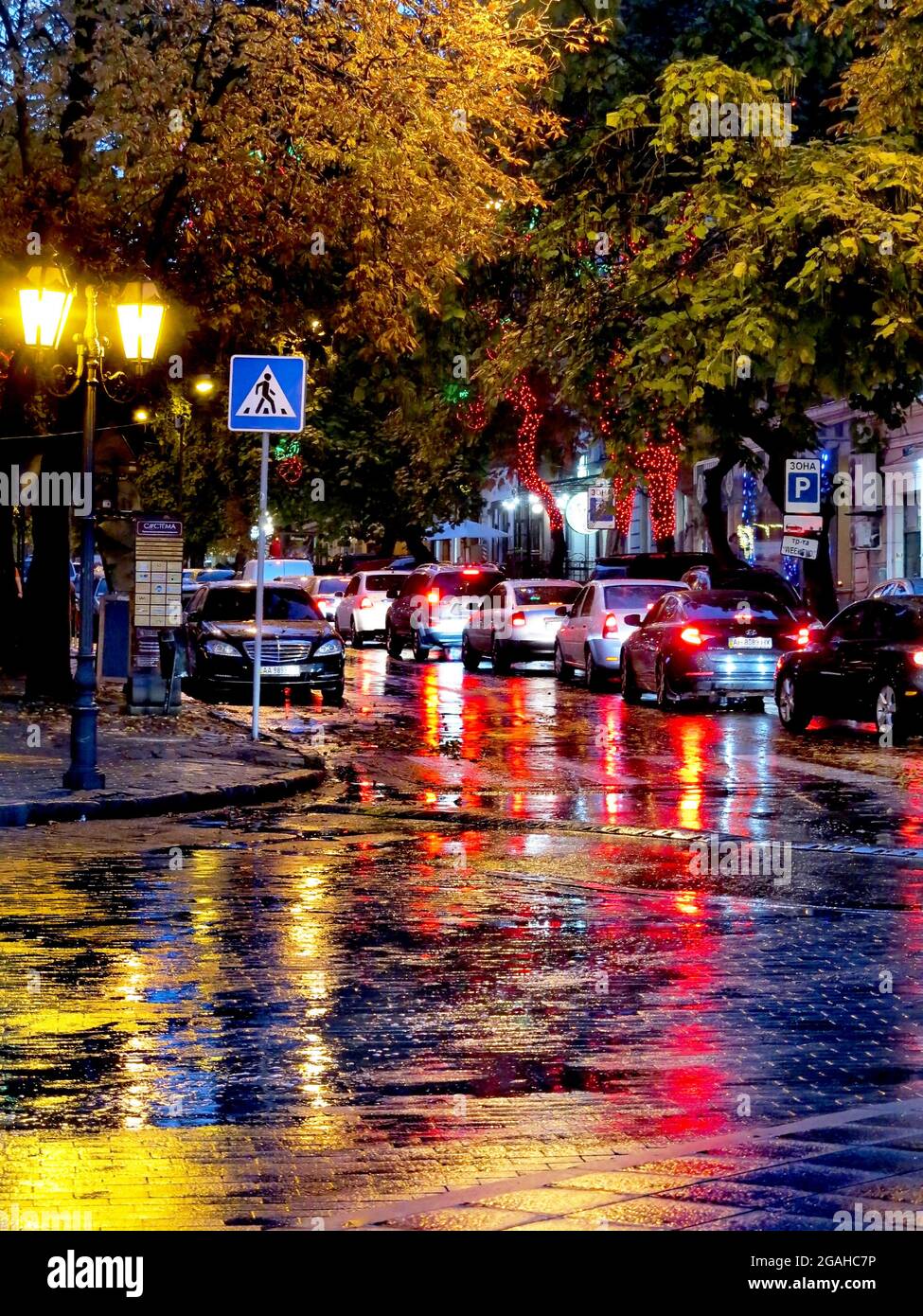 ODESSA, UKRAINE - 4. Oktober 2016: Nächtliche Straßenlaternen der Stadt im Licht eines regnerischen Tages. Kreative Unschärfe. Dynamische Stadt Nachtszene vom 4. Oktober 2016 in Stockfoto