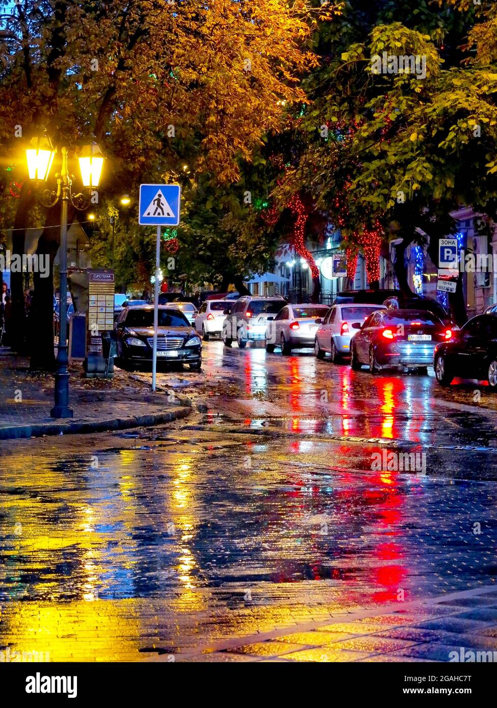 ODESSA, UKRAINE - 4. Oktober 2016: Nächtliche Straßenlaternen der Stadt im Licht eines regnerischen Tages. Kreative Unschärfe. Dynamische Stadt Nachtszene vom 4. Oktober 2016 in Stockfoto