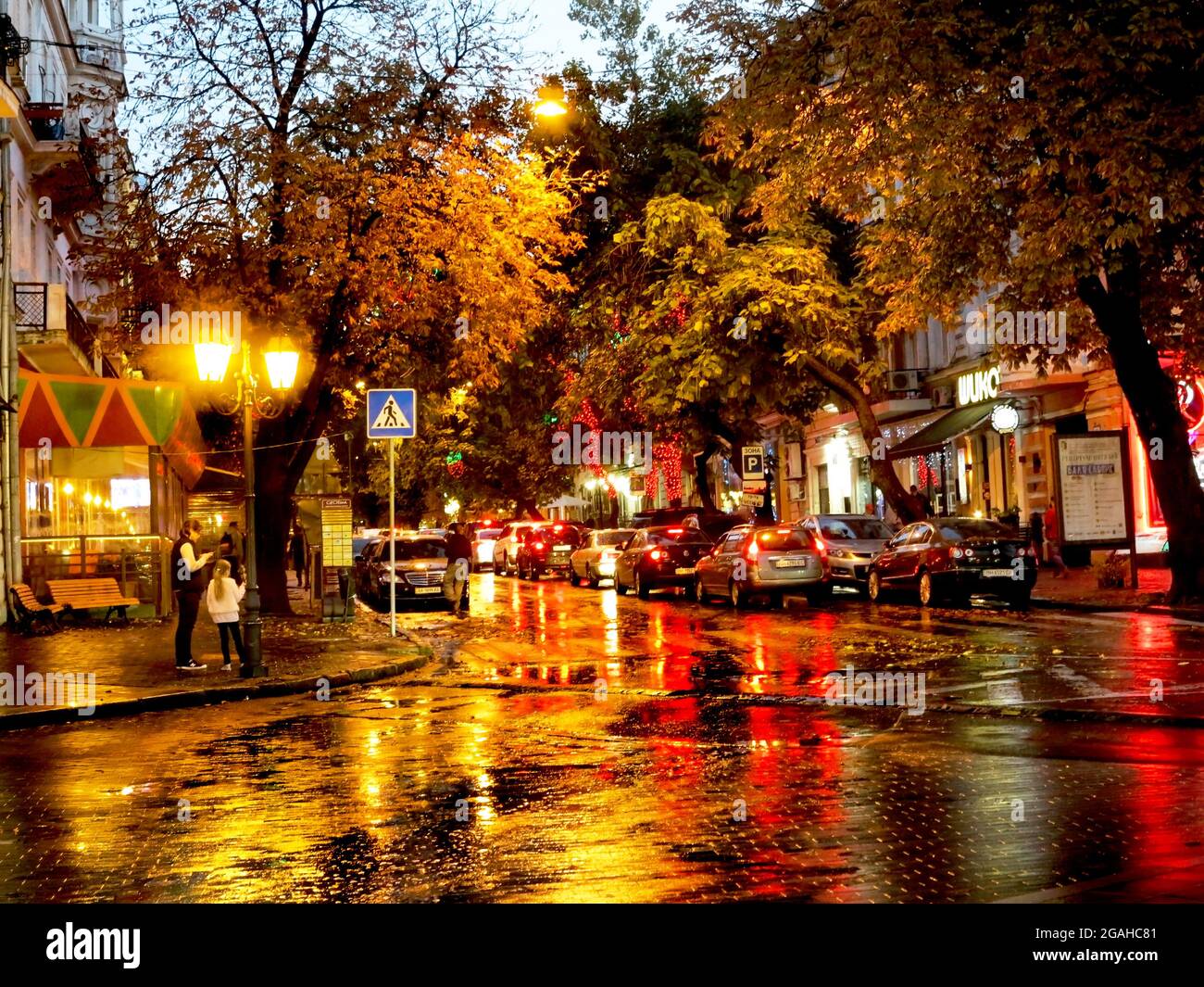 ODESSA, UKRAINE - 4. Oktober 2016: Nächtliche Straßenlaternen der Stadt im Licht eines regnerischen Tages. Kreative Unschärfe. Dynamische Stadt Nachtszene vom 4. Oktober 2016 in Stockfoto