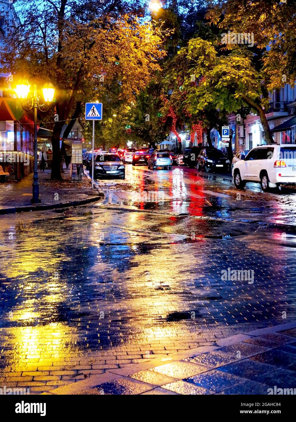 ODESSA, UKRAINE - 4. Oktober 2016: Nächtliche Straßenlaternen der Stadt im Licht eines regnerischen Tages. Kreative Unschärfe. Dynamische Stadt Nachtszene vom 4. Oktober 2016 in Stockfoto