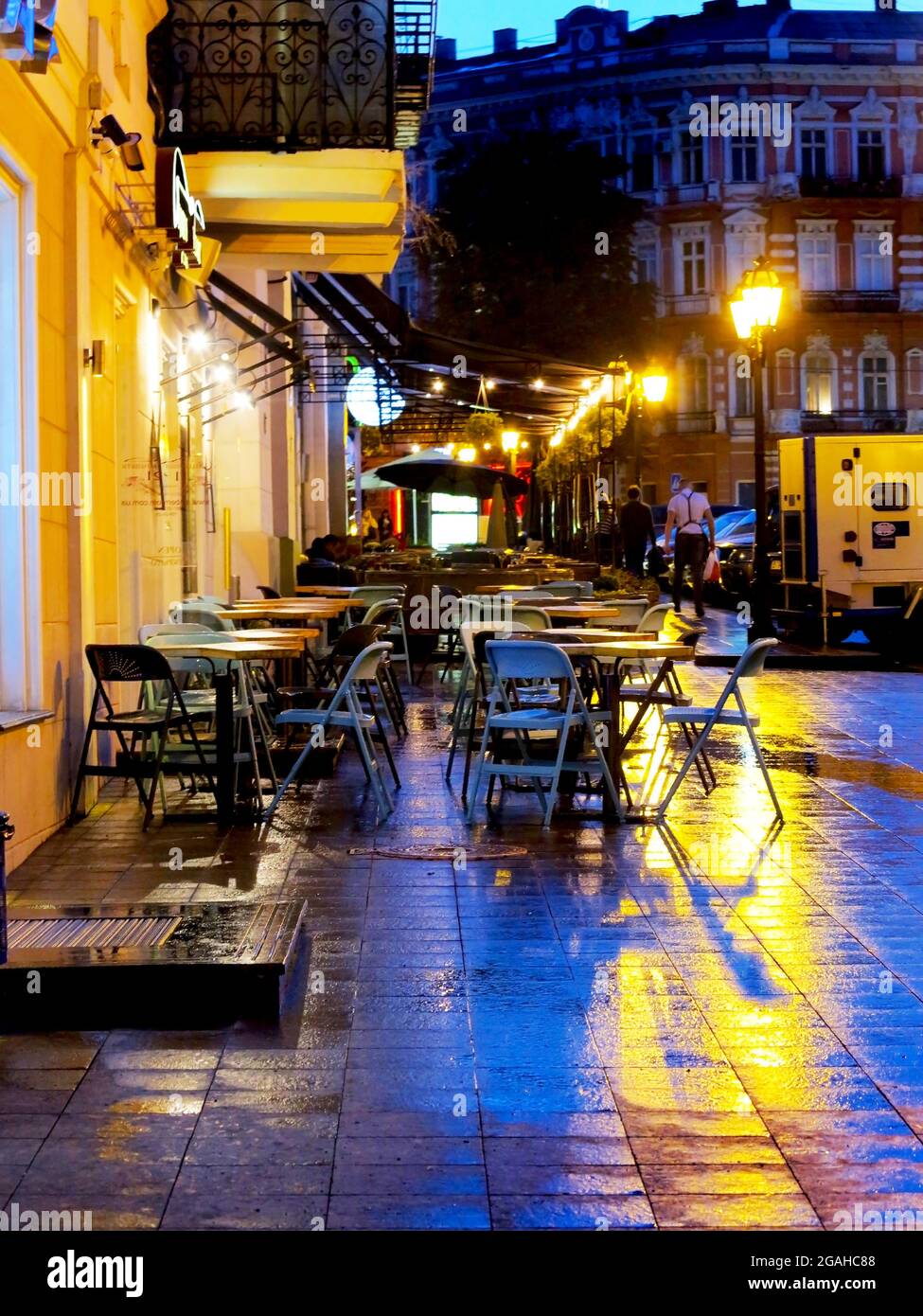 ODESSA, UKRAINE - 4. Oktober 2016: Nächtliche Straßenlaternen der Stadt im Licht eines regnerischen Tages. Kreative Unschärfe. Dynamische Stadt-Nachtszene vom 4. Oktober 2016 Stockfoto