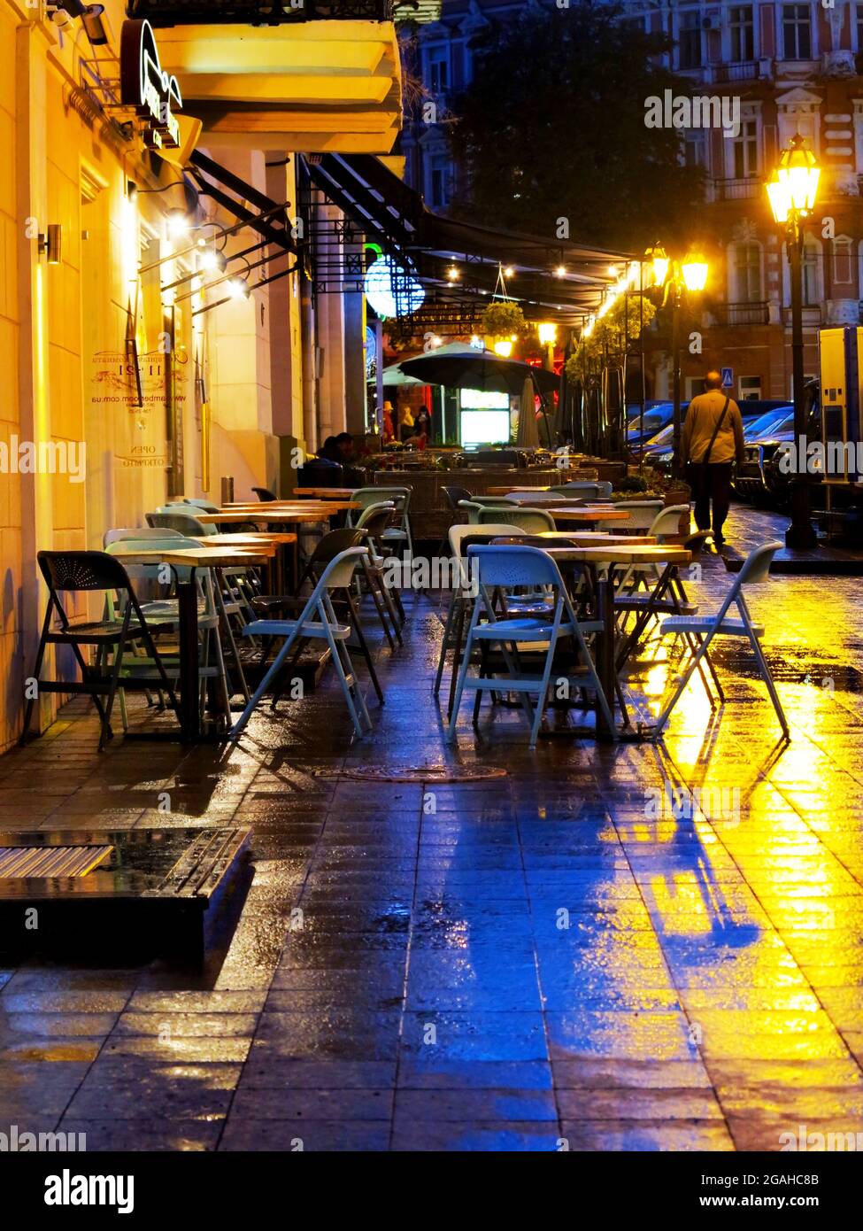 ODESSA, UKRAINE - 4. Oktober 2016: Nächtliche Straßenlaternen der Stadt im Licht eines regnerischen Tages. Kreative Unschärfe. Dynamische Stadt Nachtszene vom 4. Oktober 2016 in Stockfoto
