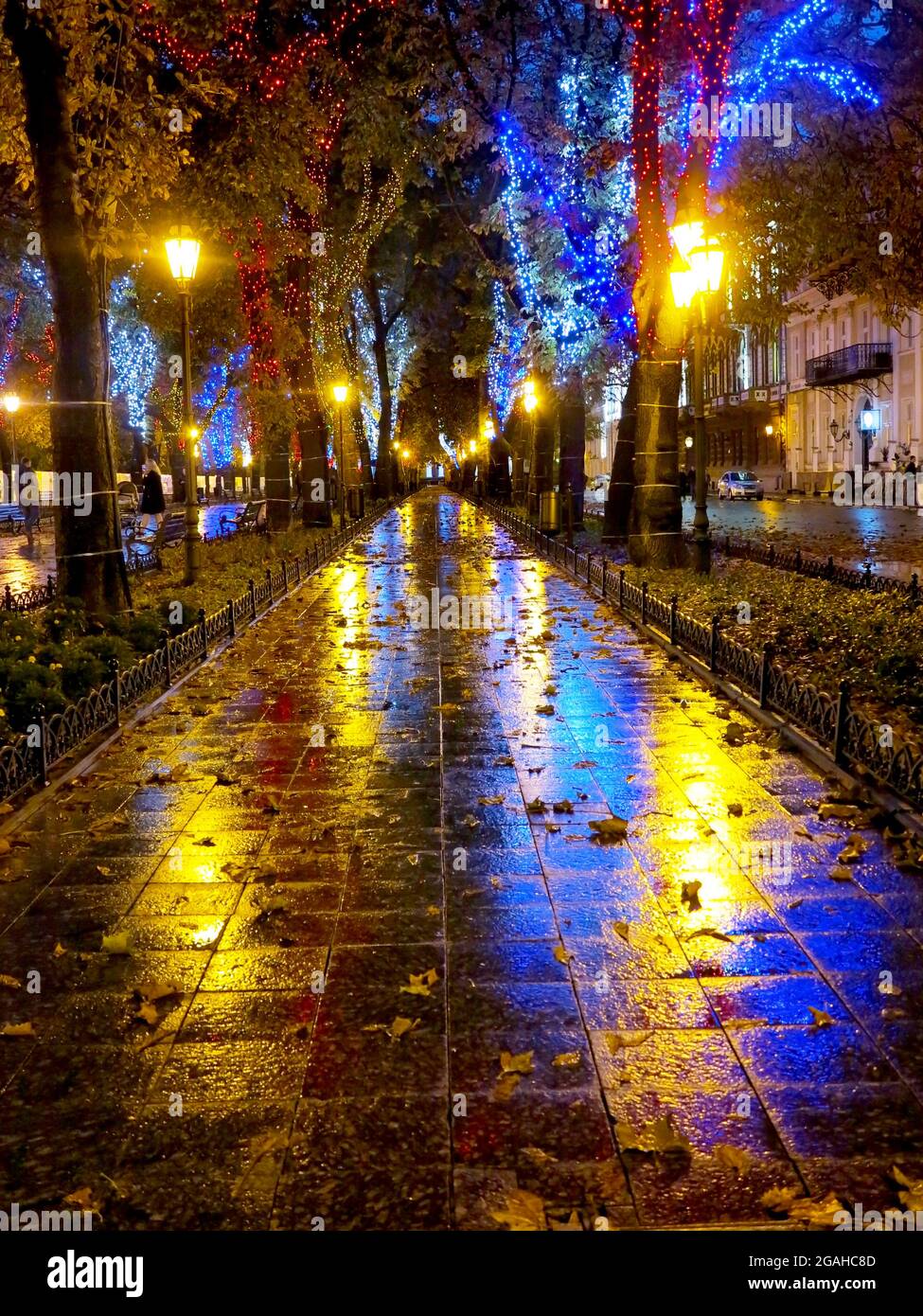 ODESSA, UKRAINE - 4. Oktober 2016: Nächtliche Straßenlaternen der Stadt im Licht eines regnerischen Tages. Kreative Unschärfe. Dynamische Stadt Nachtszene vom 4. Oktober 2016 in Stockfoto