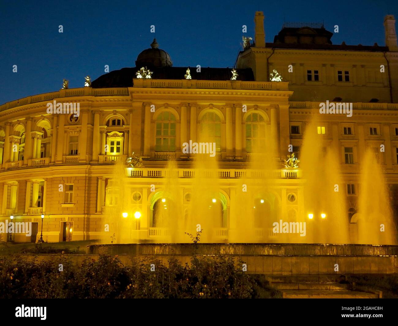 Nächtliche Straßenlaternen der Stadt im Licht eines regnerischen Tages. Kreative Unschärfe. Dynamische Stadt-Nachtszene in Odessa Stockfoto