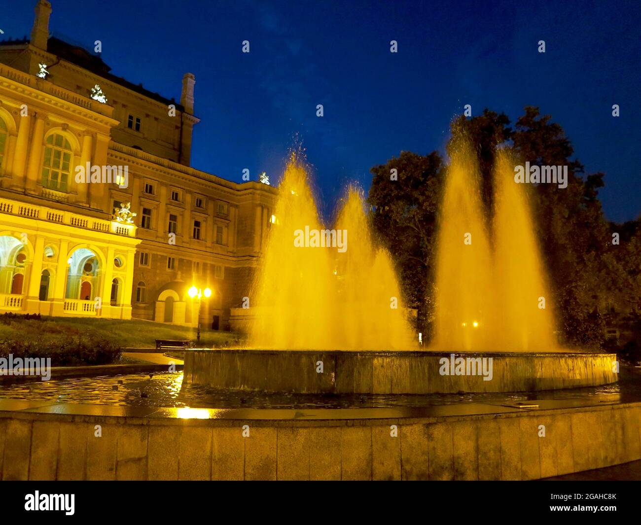 Nächtliche Straßenlaternen der Stadt im Licht eines regnerischen Tages. Kreative Unschärfe. Dynamische Stadt-Nachtszene in Odessa Stockfoto