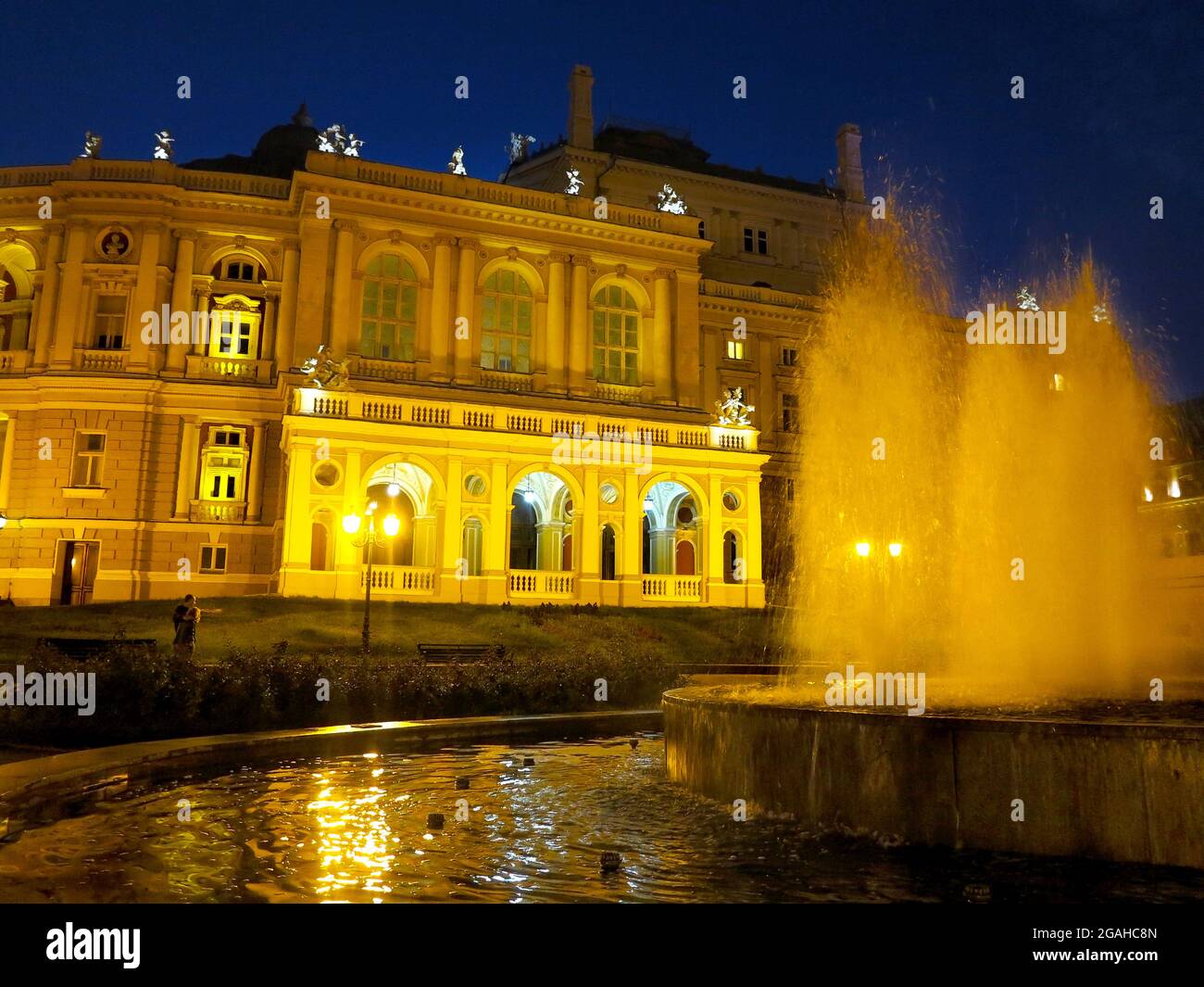 Nächtliche Straßenlaternen der Stadt im Licht eines regnerischen Tages. Kreative Unschärfe. Dynamische Stadt-Nachtszene in Odessa Stockfoto