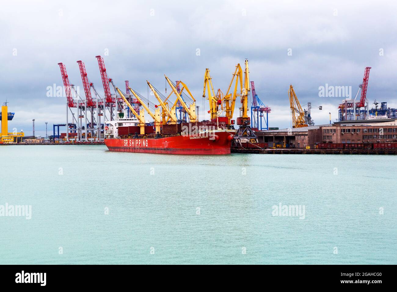 Odessa, Ukraine - 13. Oktober 2016: Containerkrane im Frachthafen Terminal, Frachtkrane ohne Arbeit in einem leeren Hafen. Eine Krise. Standard-PAR Stockfoto