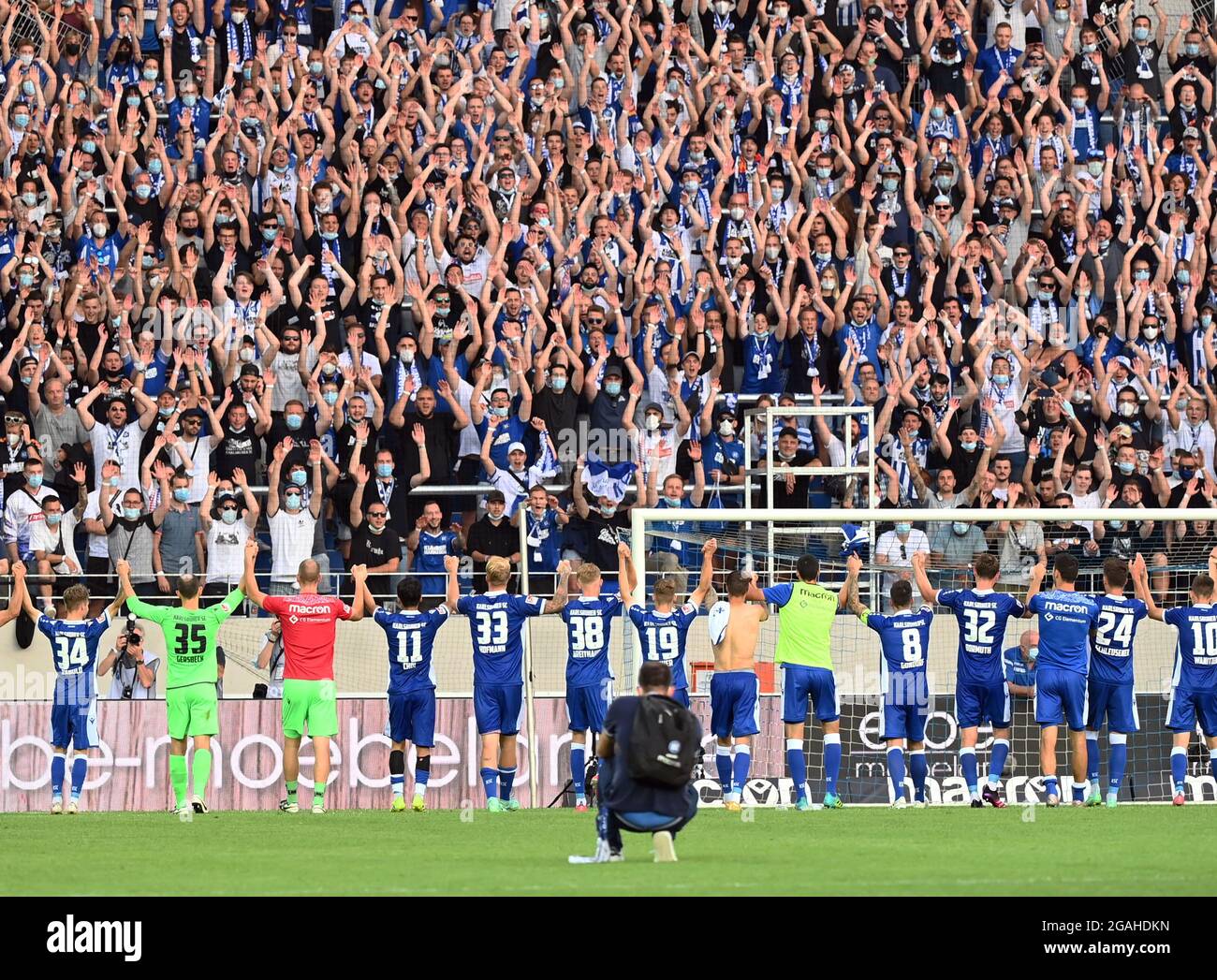 Karlsruhe Deutschland Juli 2021 Fussball 2 Bundesliga Karlsruher Sc Sv Darmstadt 98 Matchday 2 Im Bbbank Wildpark Das Karlsruher Team Feiert Seinen Sieg 3 0 Vor Den Fans Kredit Uli Deck Dpa